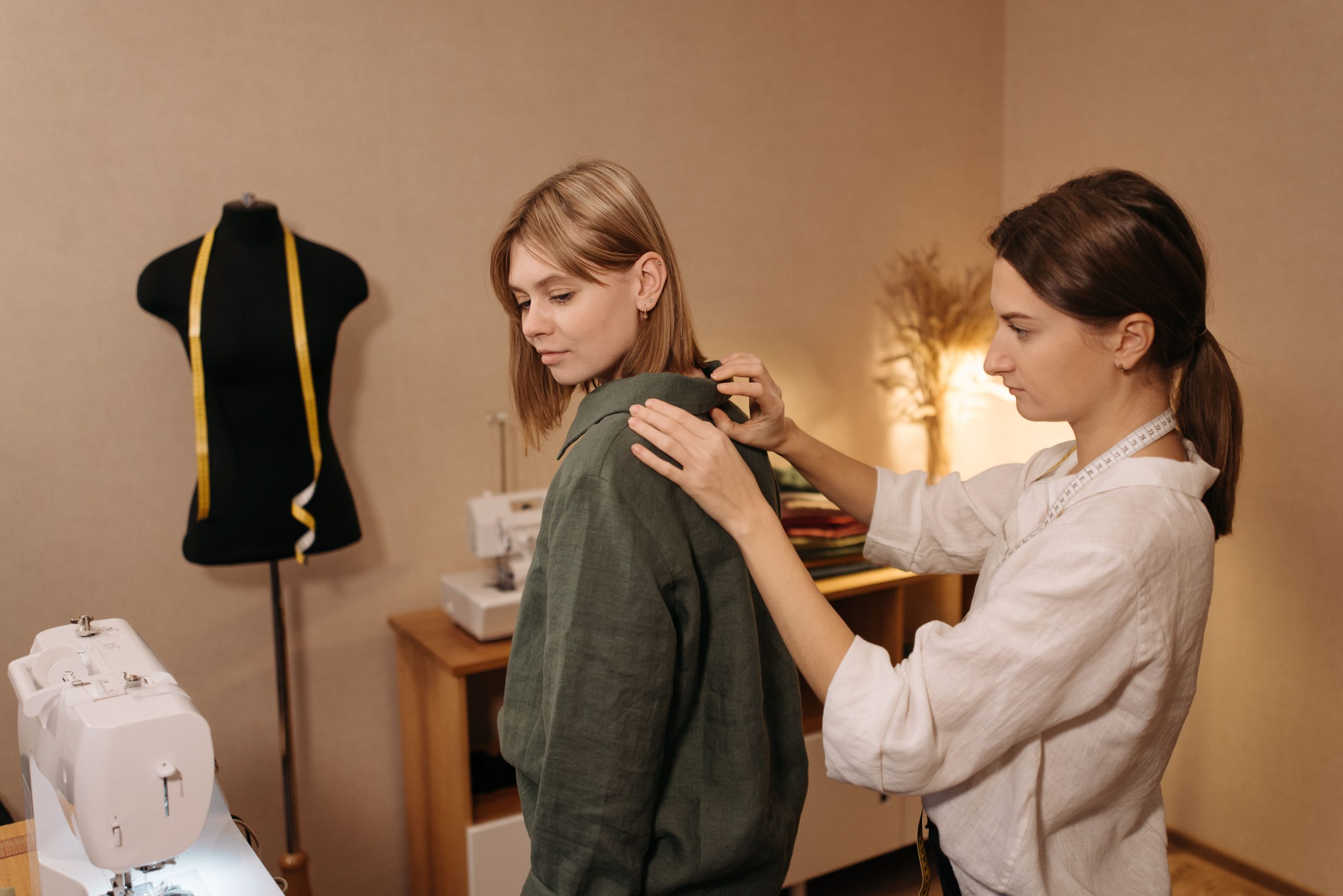 Tailleur ajustant une robe femme avec précision