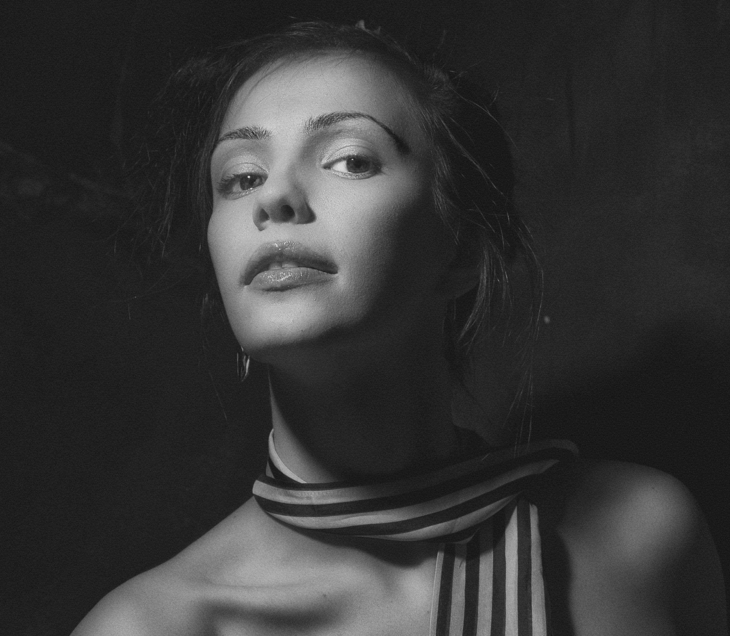 Portrait noir et blanc élégant d'une femme avec foulard