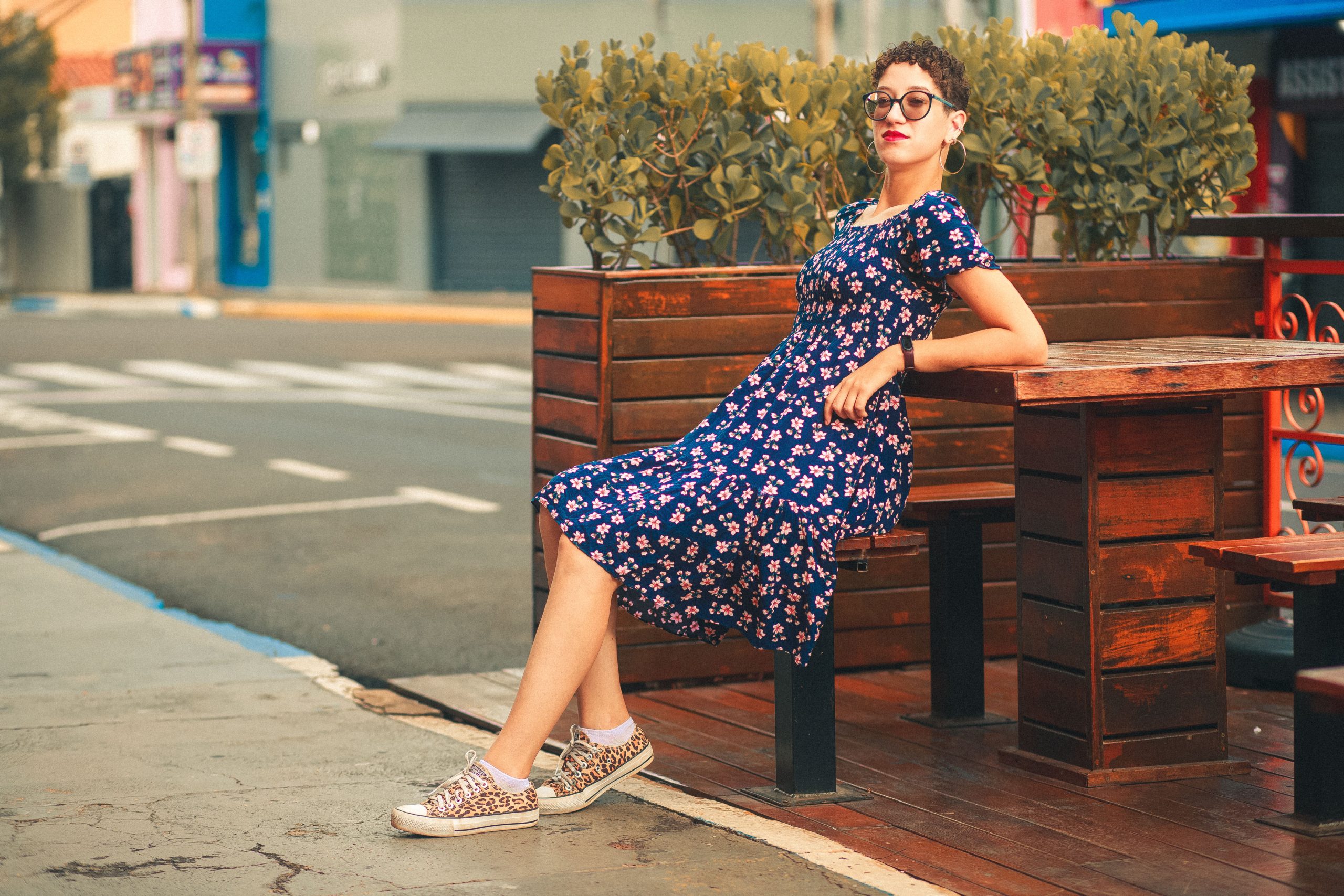 Femme portant une robe fleurie estivale