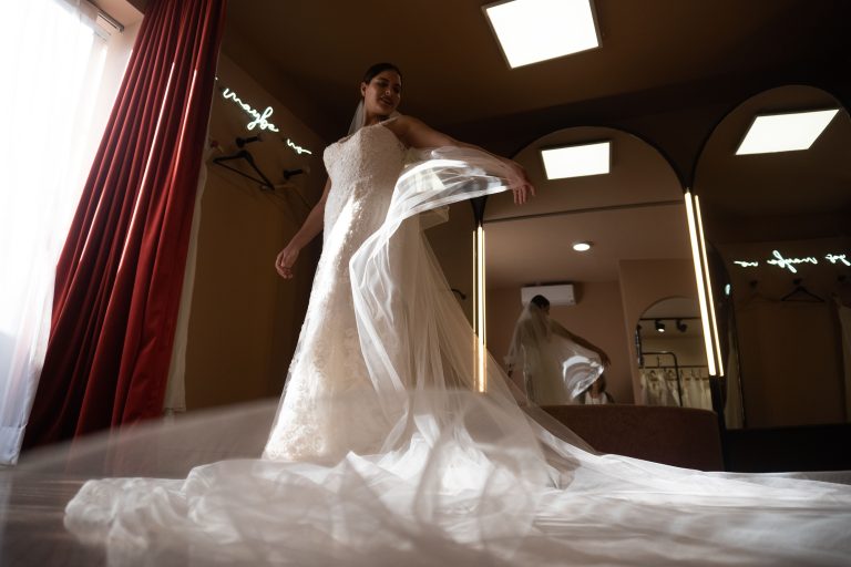 Mariée admirant sa robe dans un miroir