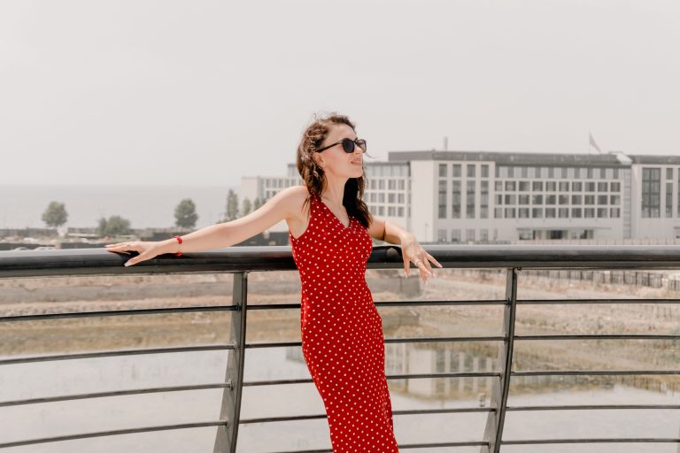 Femme élégante en robe rouge à pois
