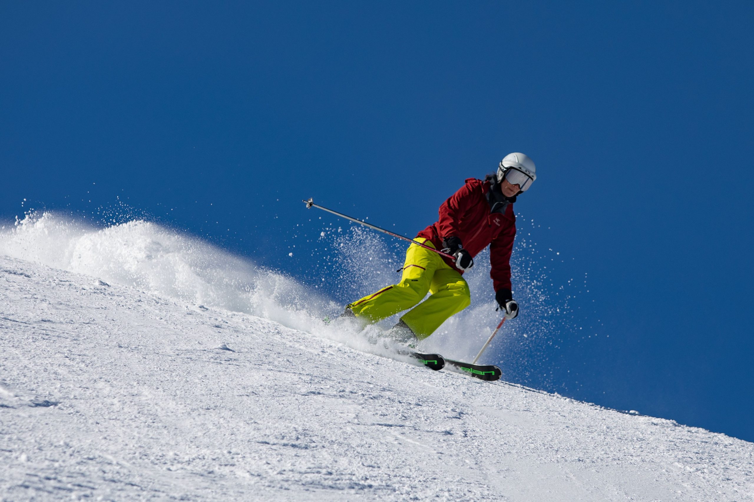 Skieur descendant les pentes autrichiennes avec joie
