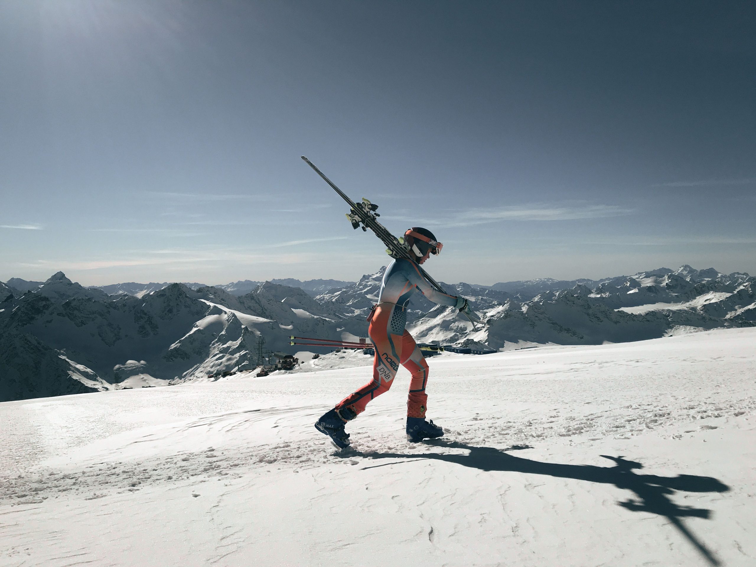 Skieur portant ses skis en montagne panoramique