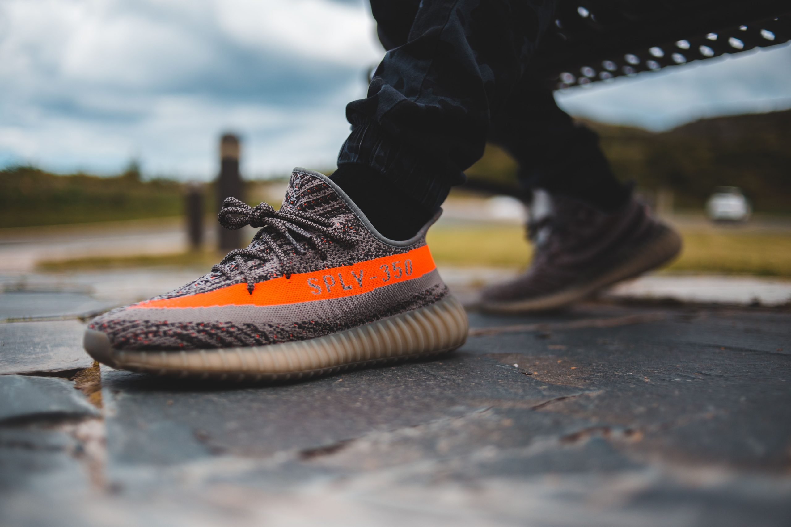 Sneakers rayures audacieuses sur chaussee style urbain