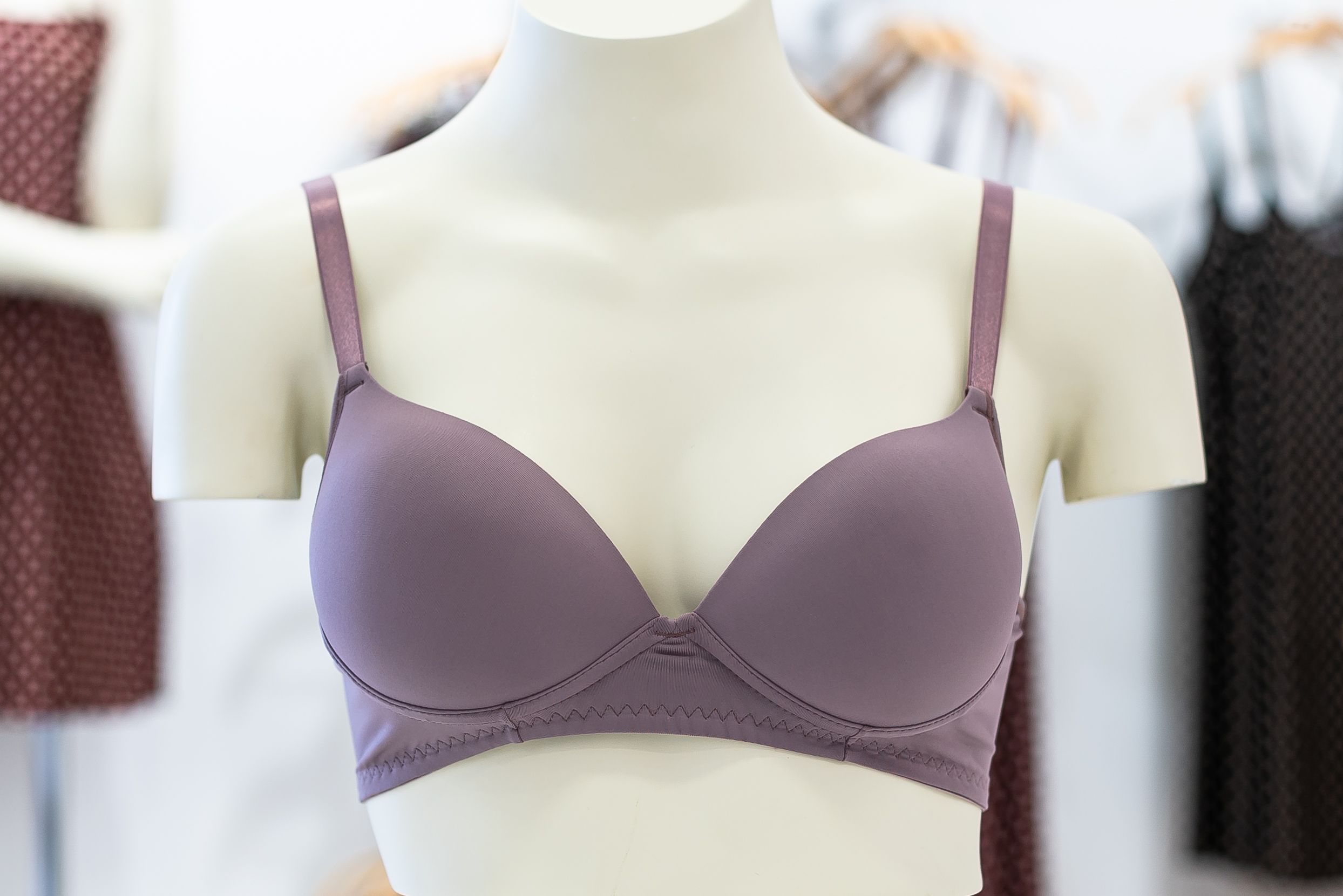Soutien gorge ampliforme violet sur mannequin