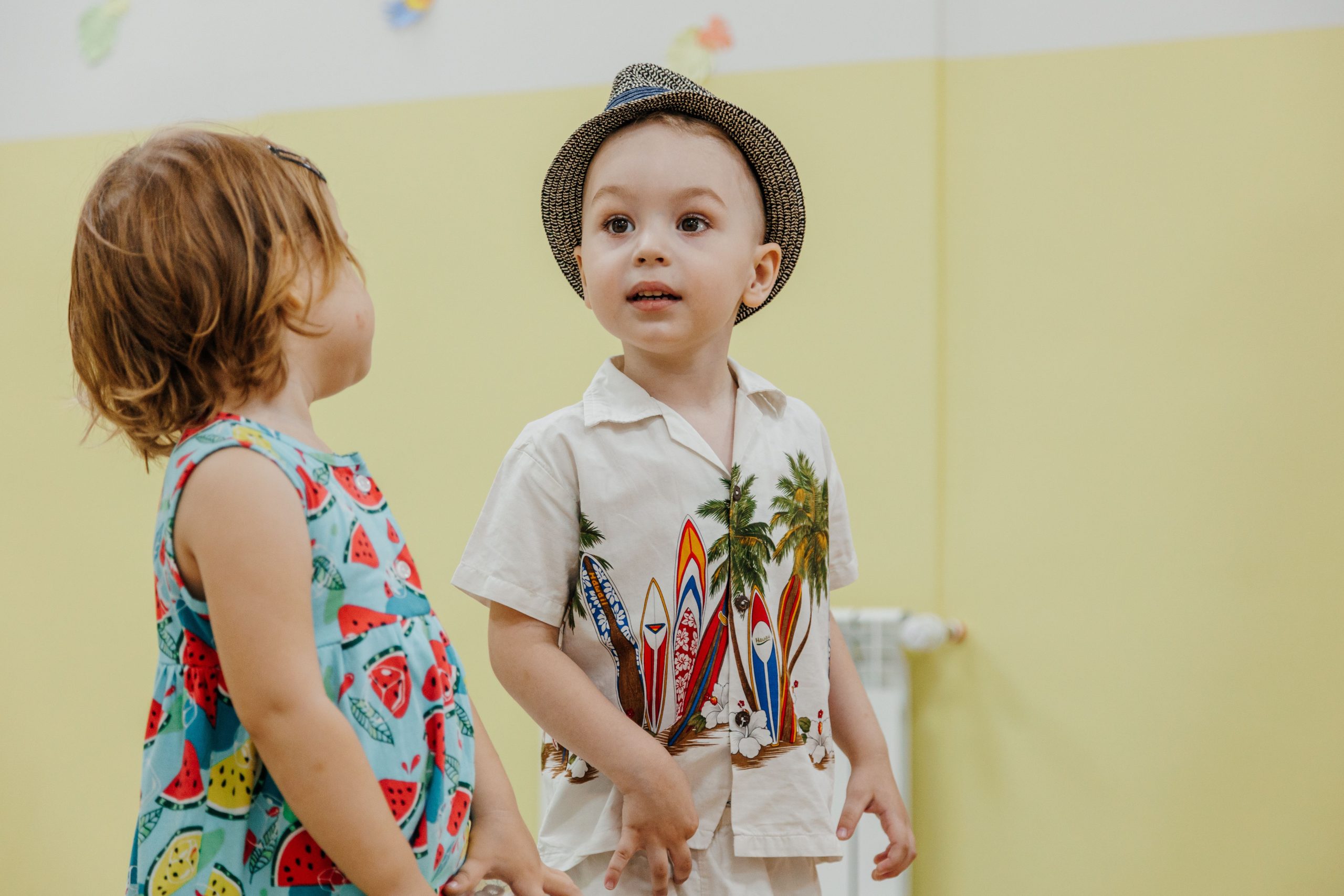 Deux enfants en tenues d'été colorées jouant ensemble