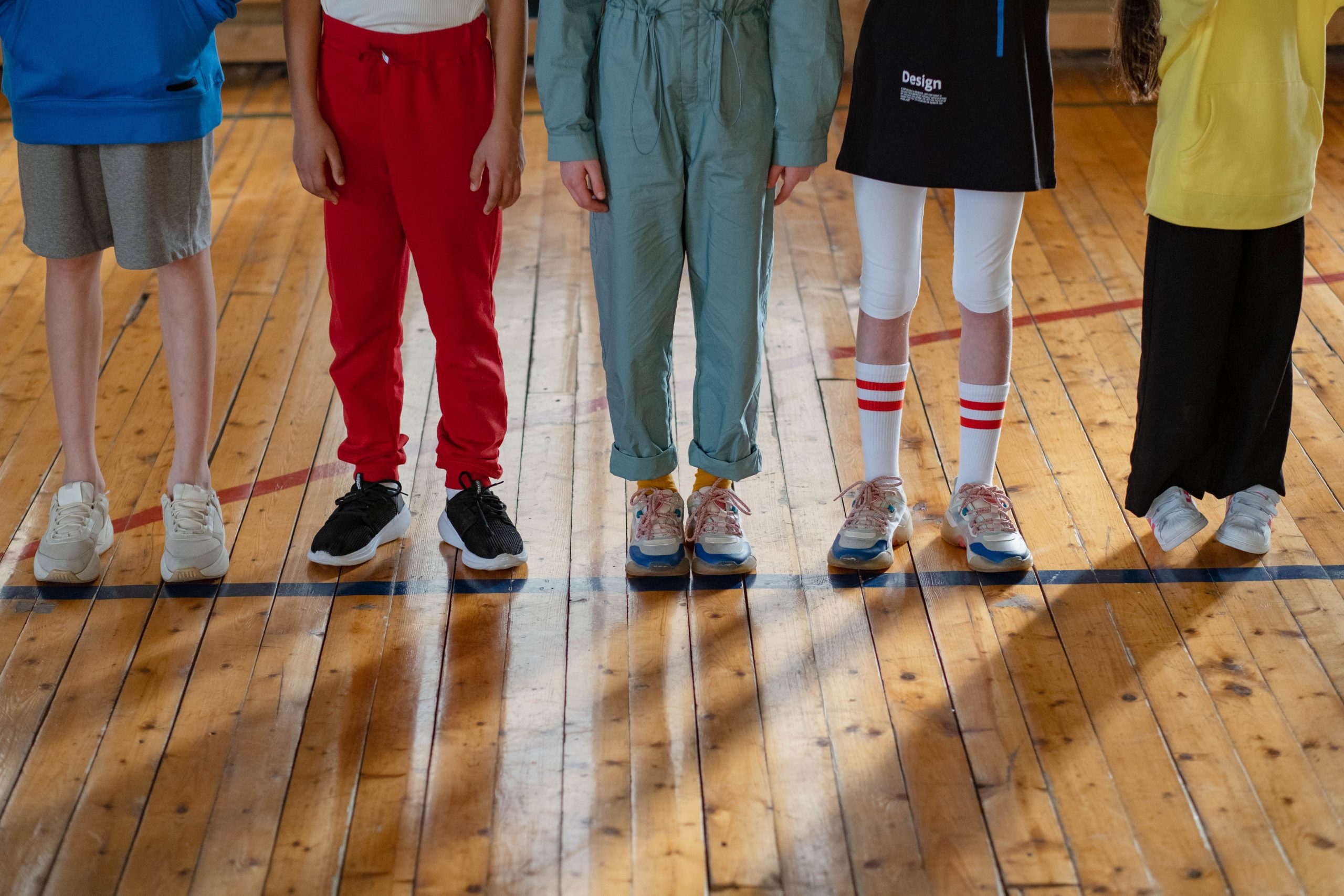 Groupe d'enfants en tenue de sport colorée au gymnase