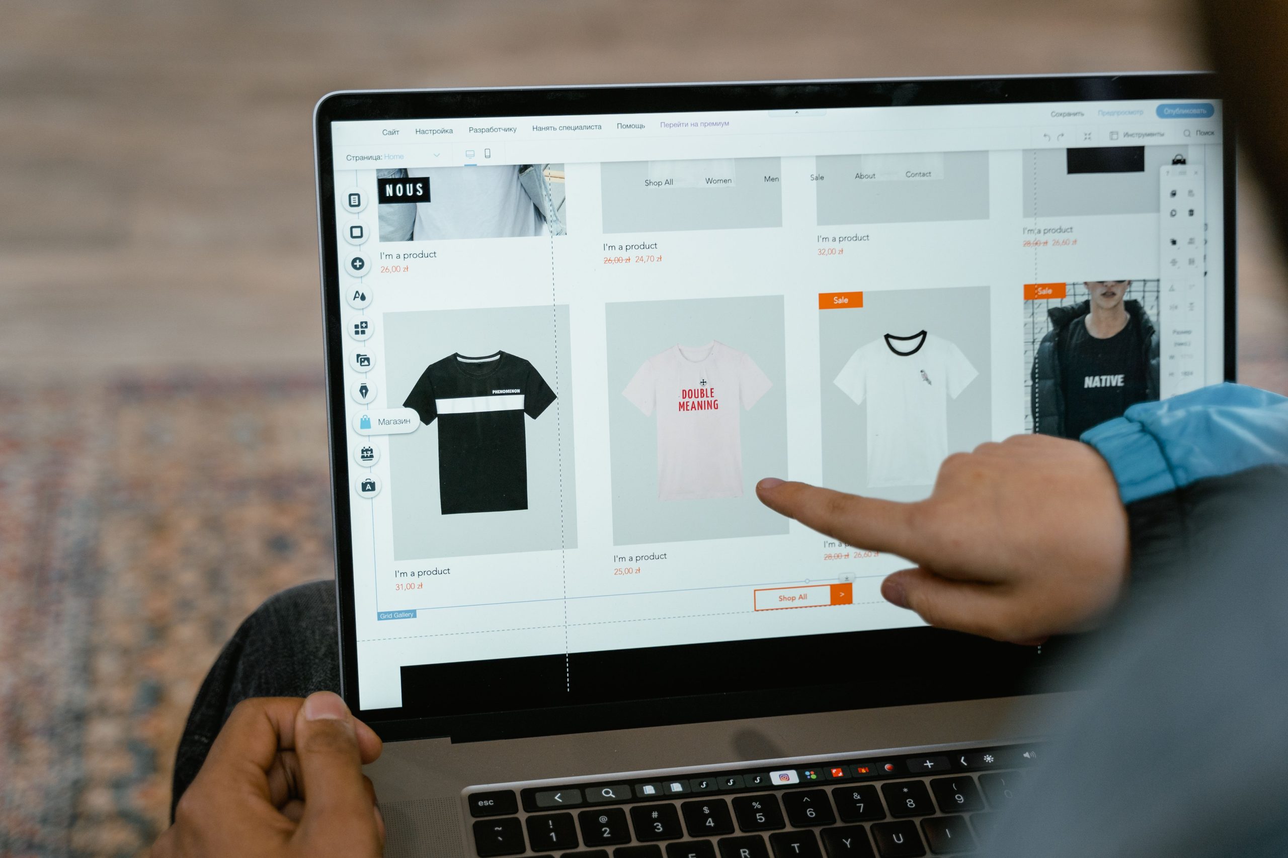 Personne choisit des t-shirts en ligne