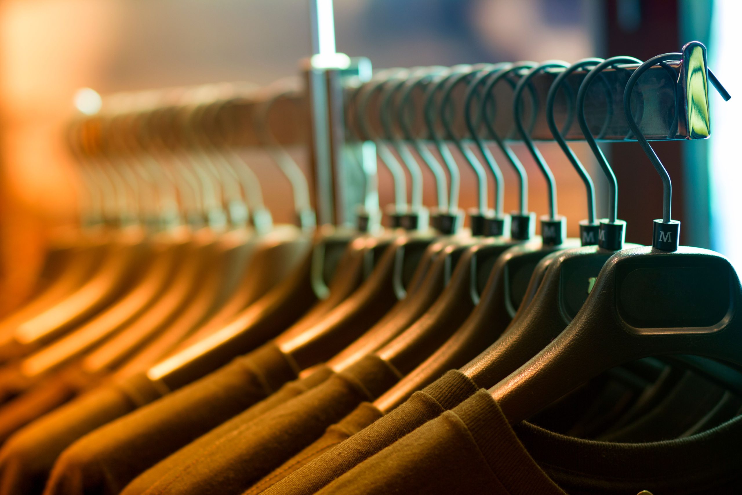 Vêtements alignés sur cintre avec cintres en bois