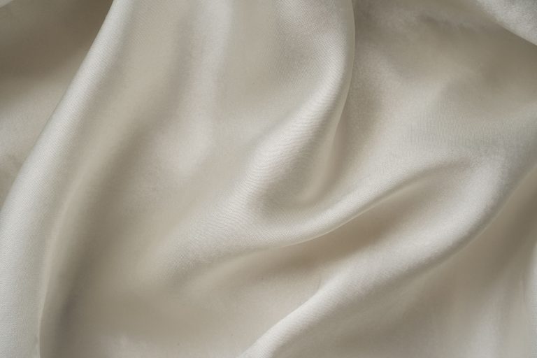 Tissu viscose blanc lisse avec plis doux
