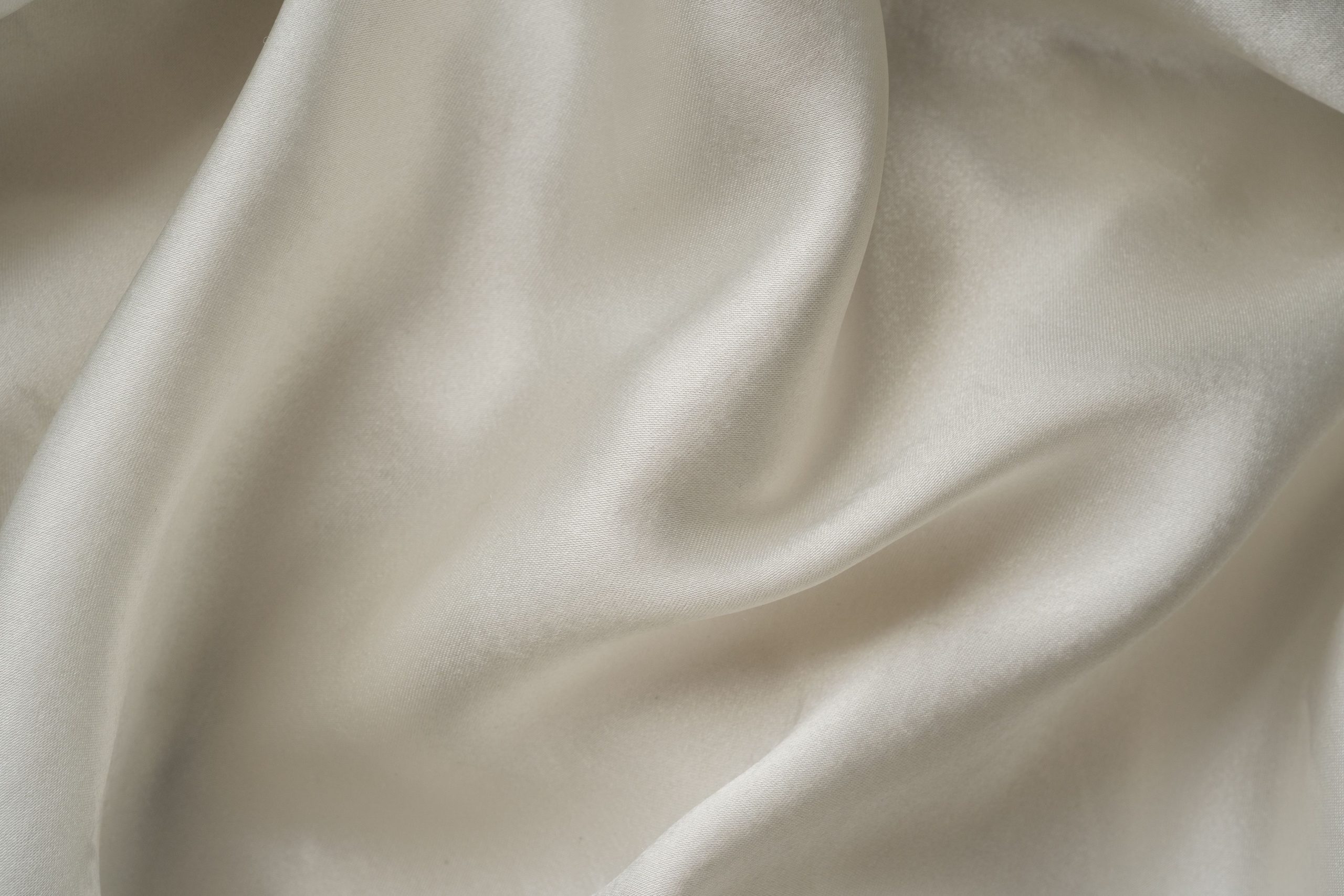 Tissu viscose blanc lisse avec plis doux