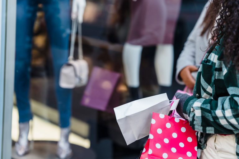 Amies élégantes avec sacs de courses en boutique