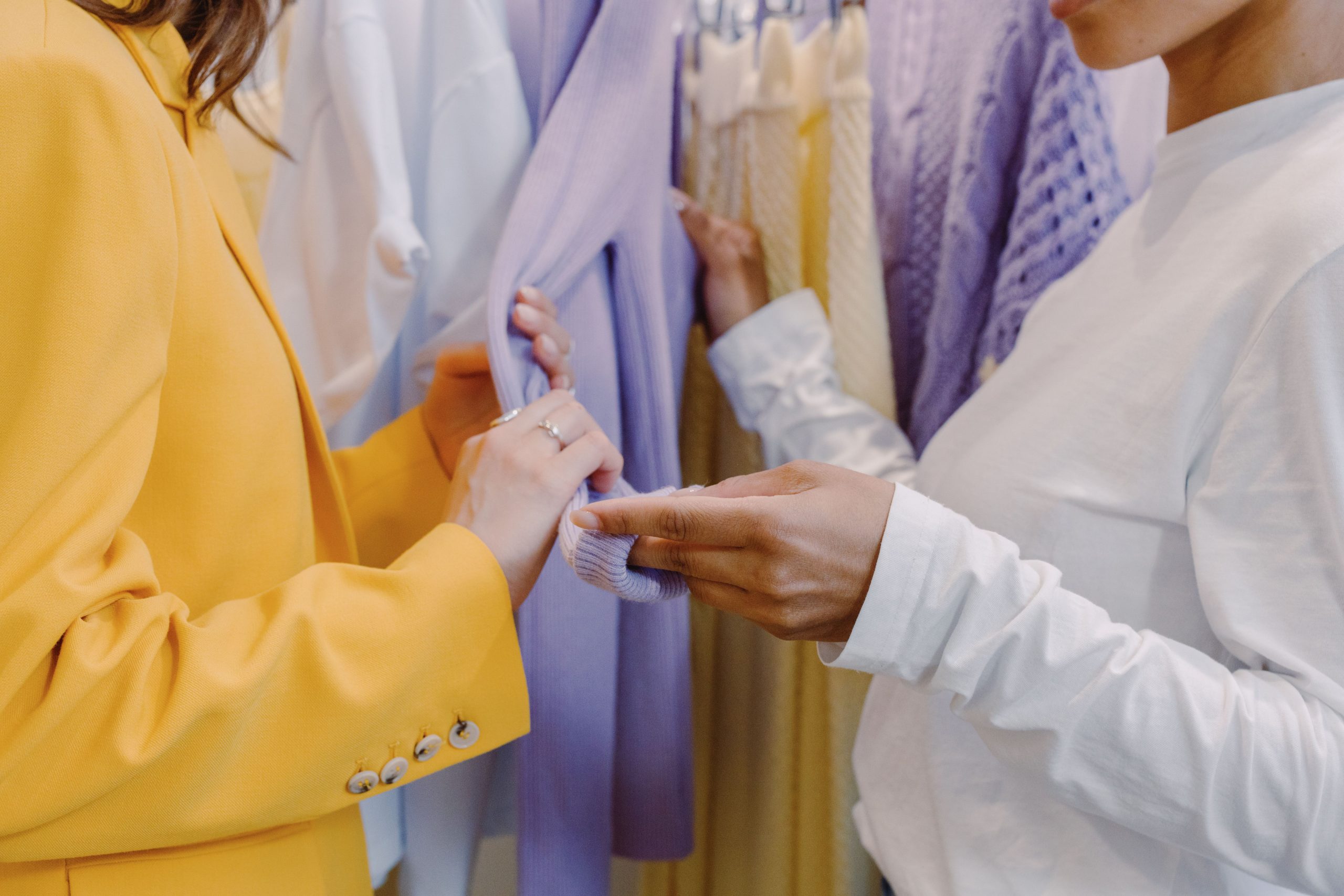 Deux femmes examinant des vêtements colorés sur un portant