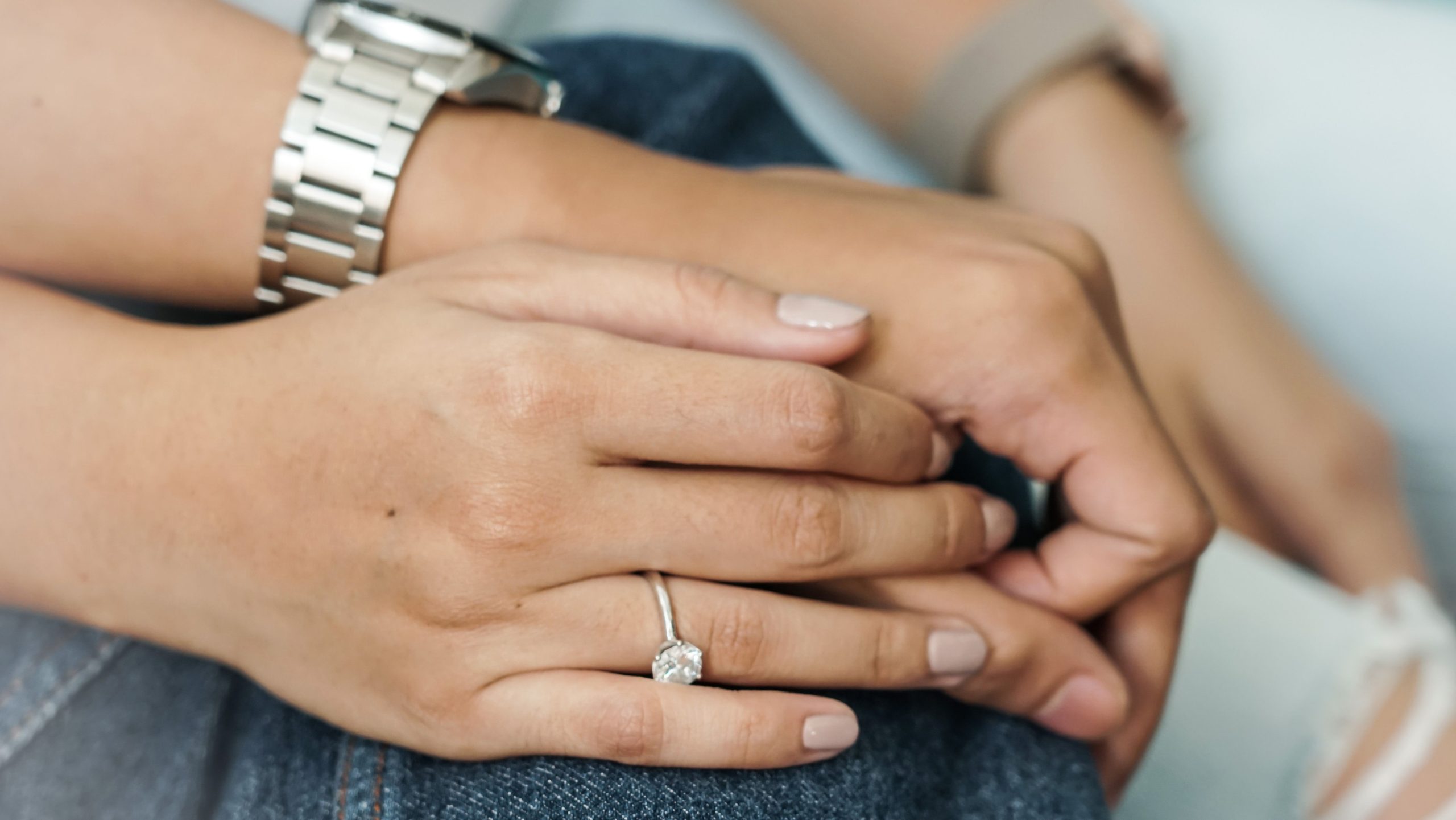 Mains d'un couple avec bague et montre, moment tendre