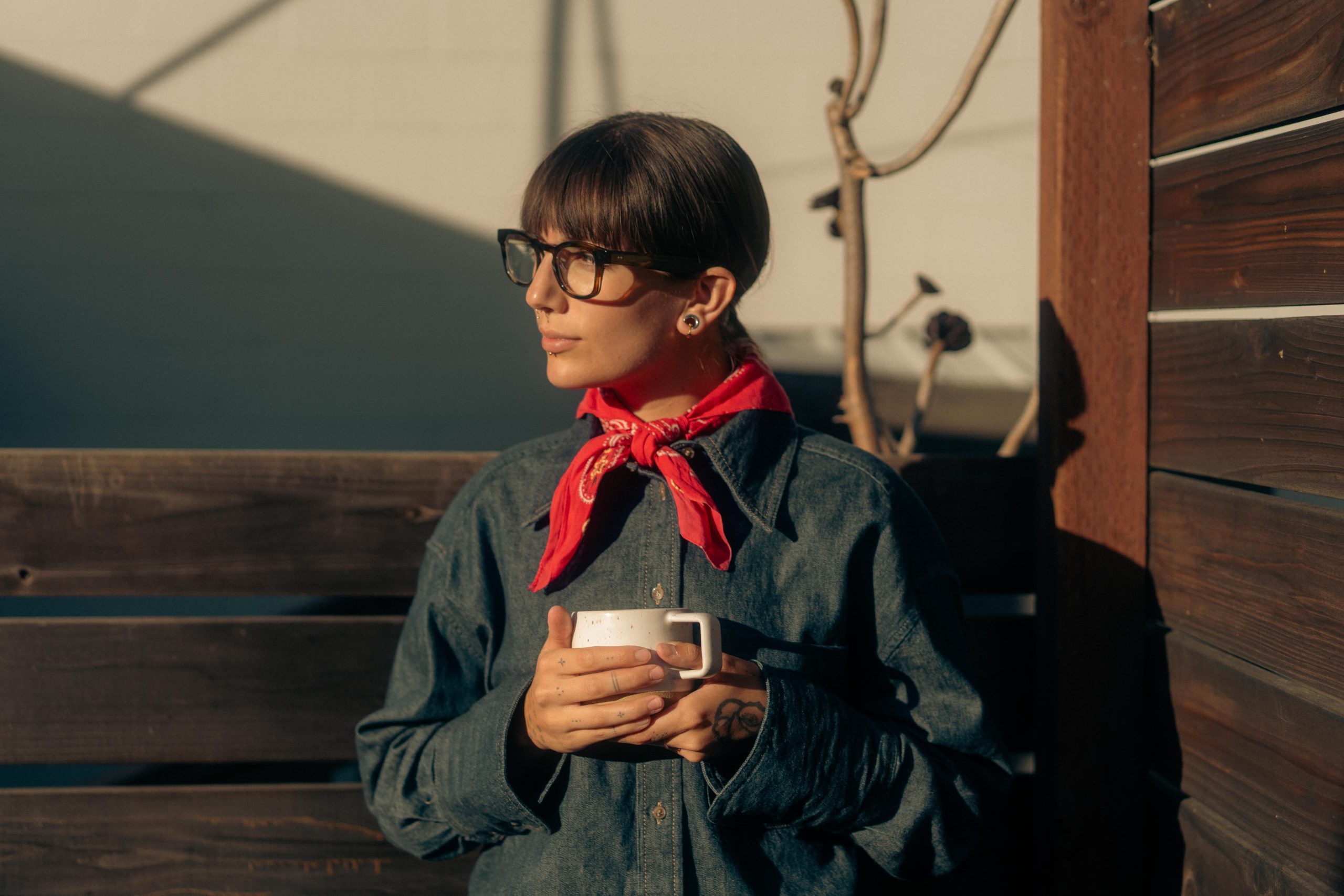 Femme en chemise denim portant un bandana rouge