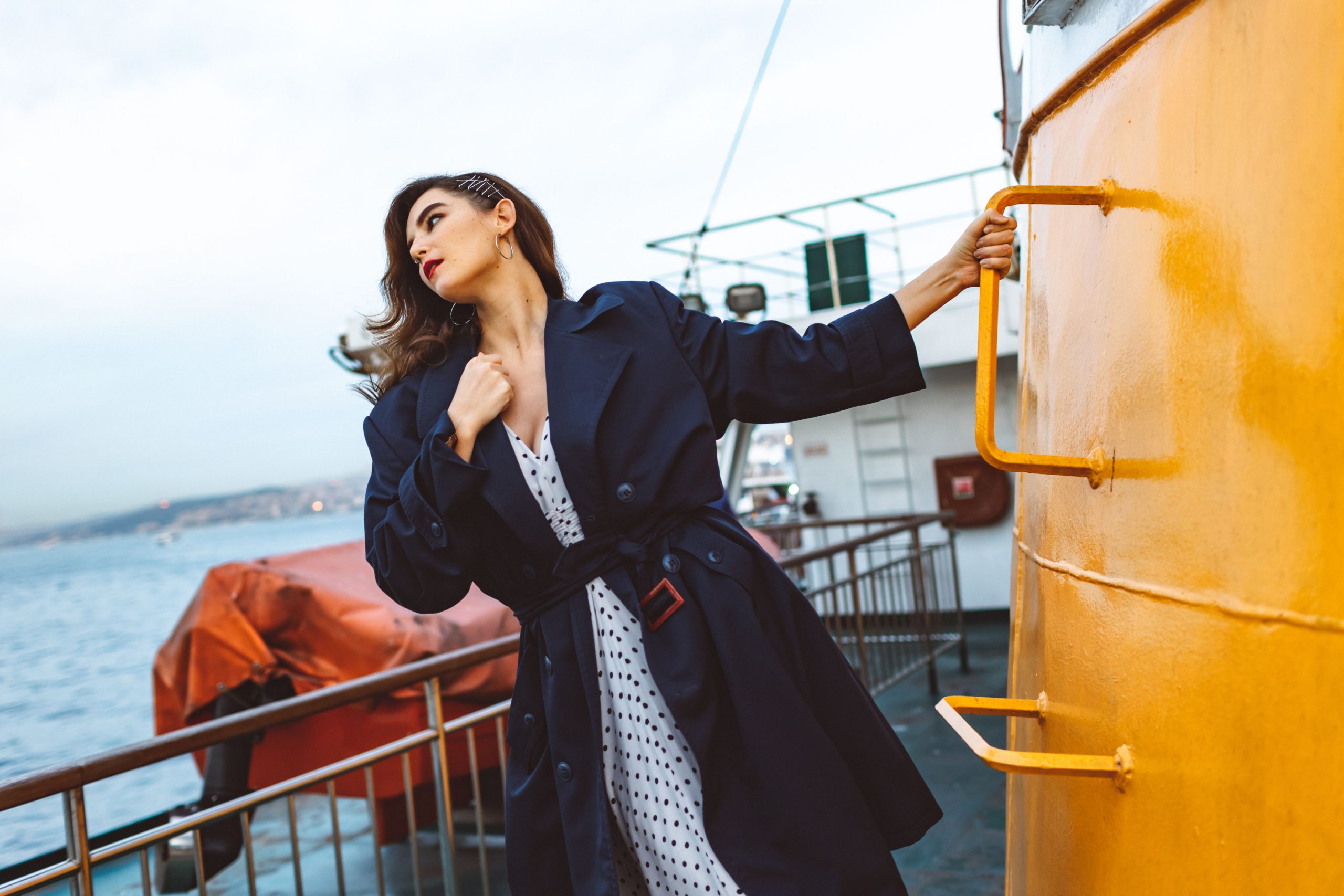 Femme élégante en manteau sur le pont