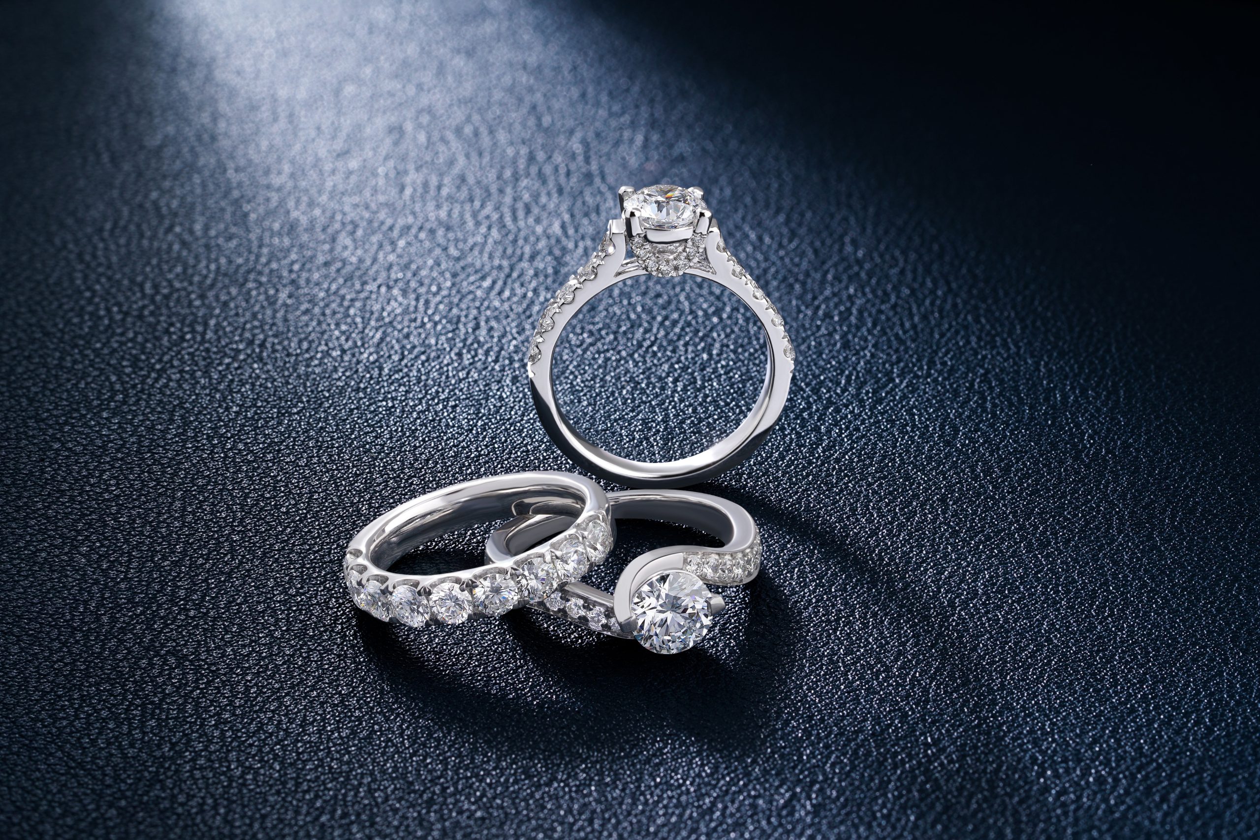 Bagues de fiançailles en diamant sur surface texturée