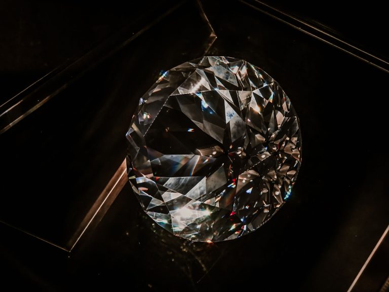 Diamant brillant qui reflète la lumière