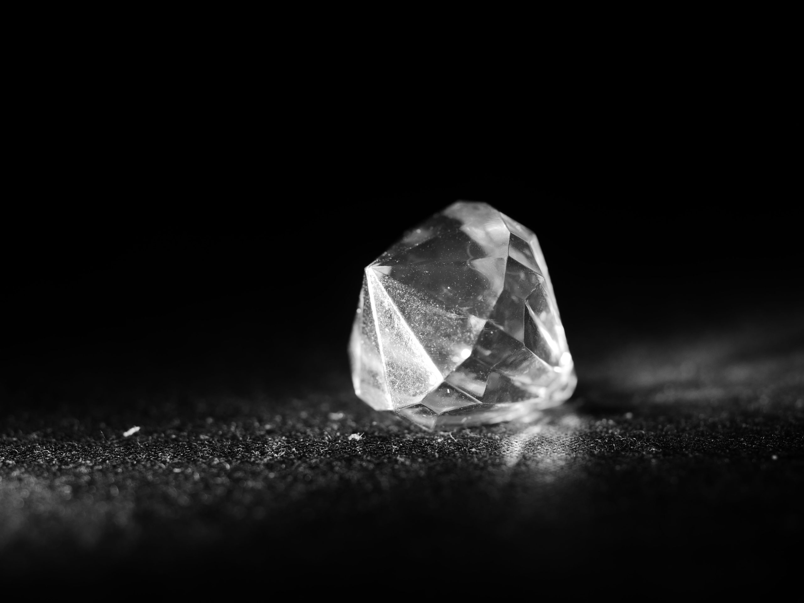 Gros plan sur les facettes d'un diamant