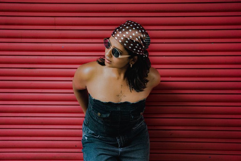 Femme stylée avec bandana et lunettes de soleil