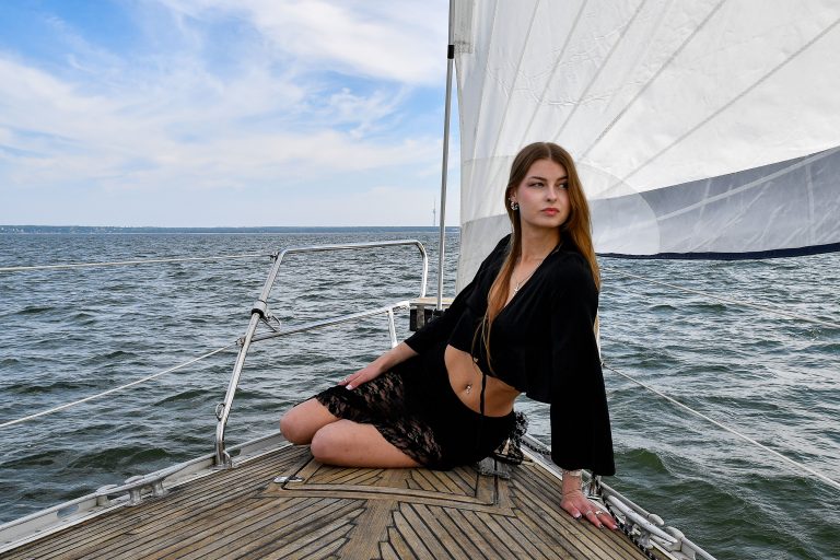 Femme en tenue de croisière profitant du soleil