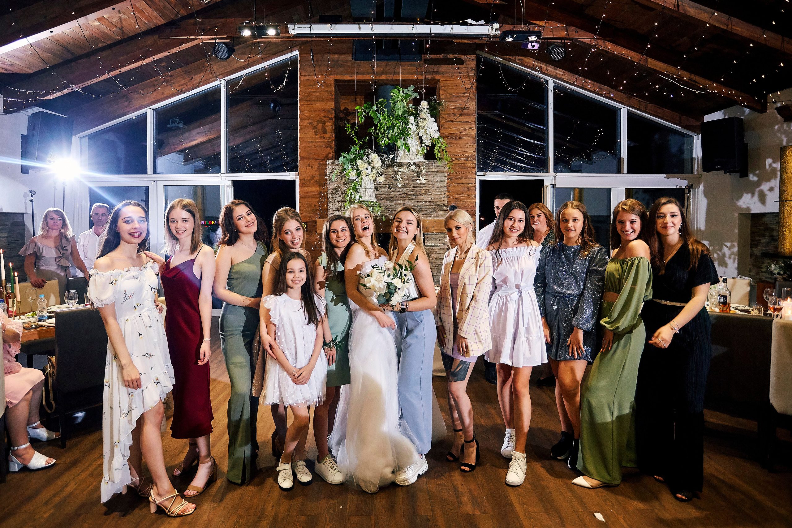 Femmes joyeuses célébrant à une réception de mariage moderne.