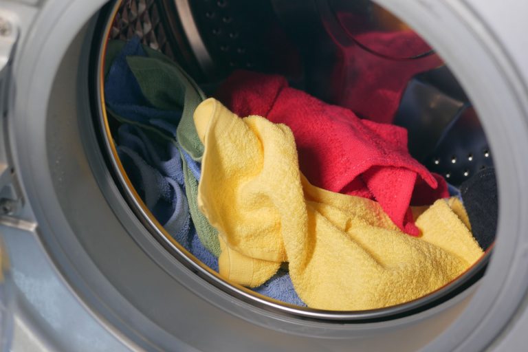 Serviettes colorées dans une machine à laver