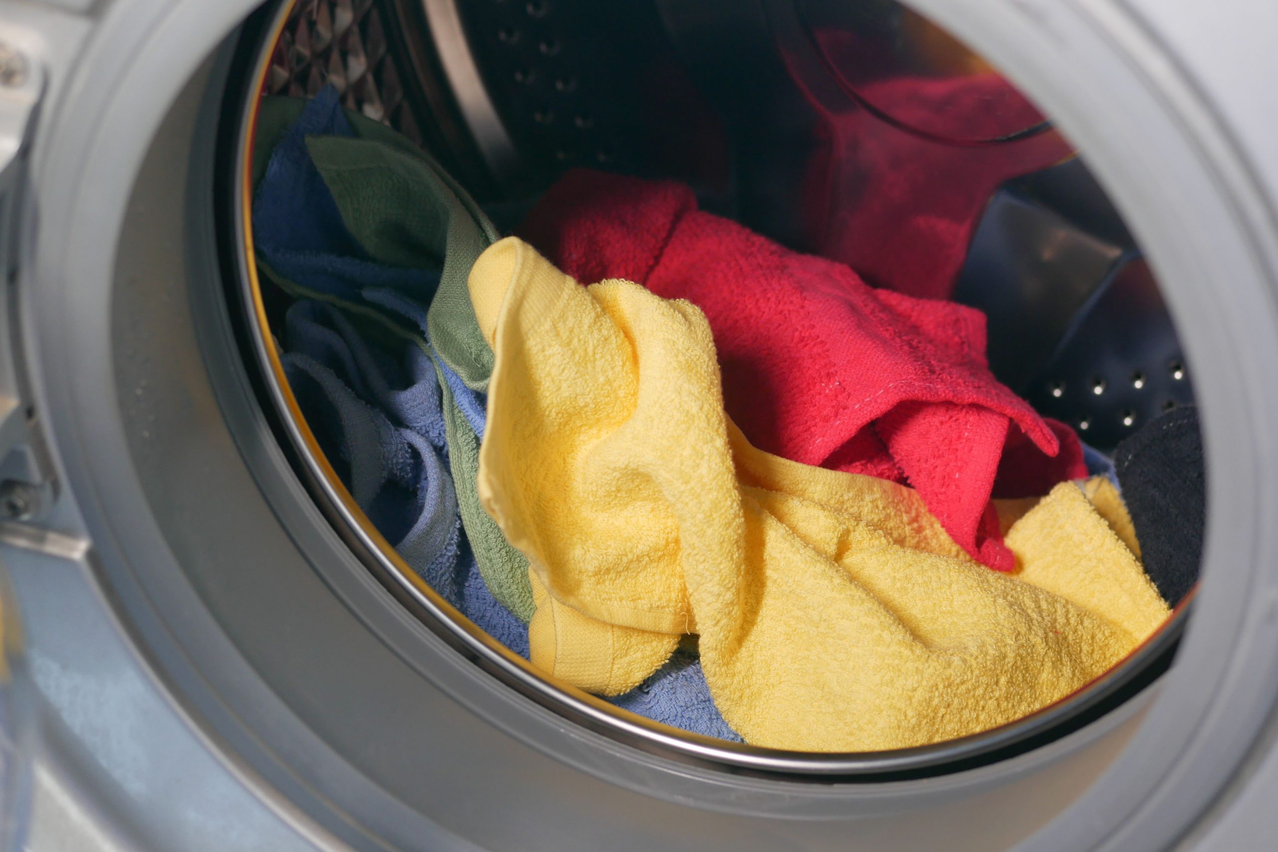 Serviettes colorées dans une machine à laver