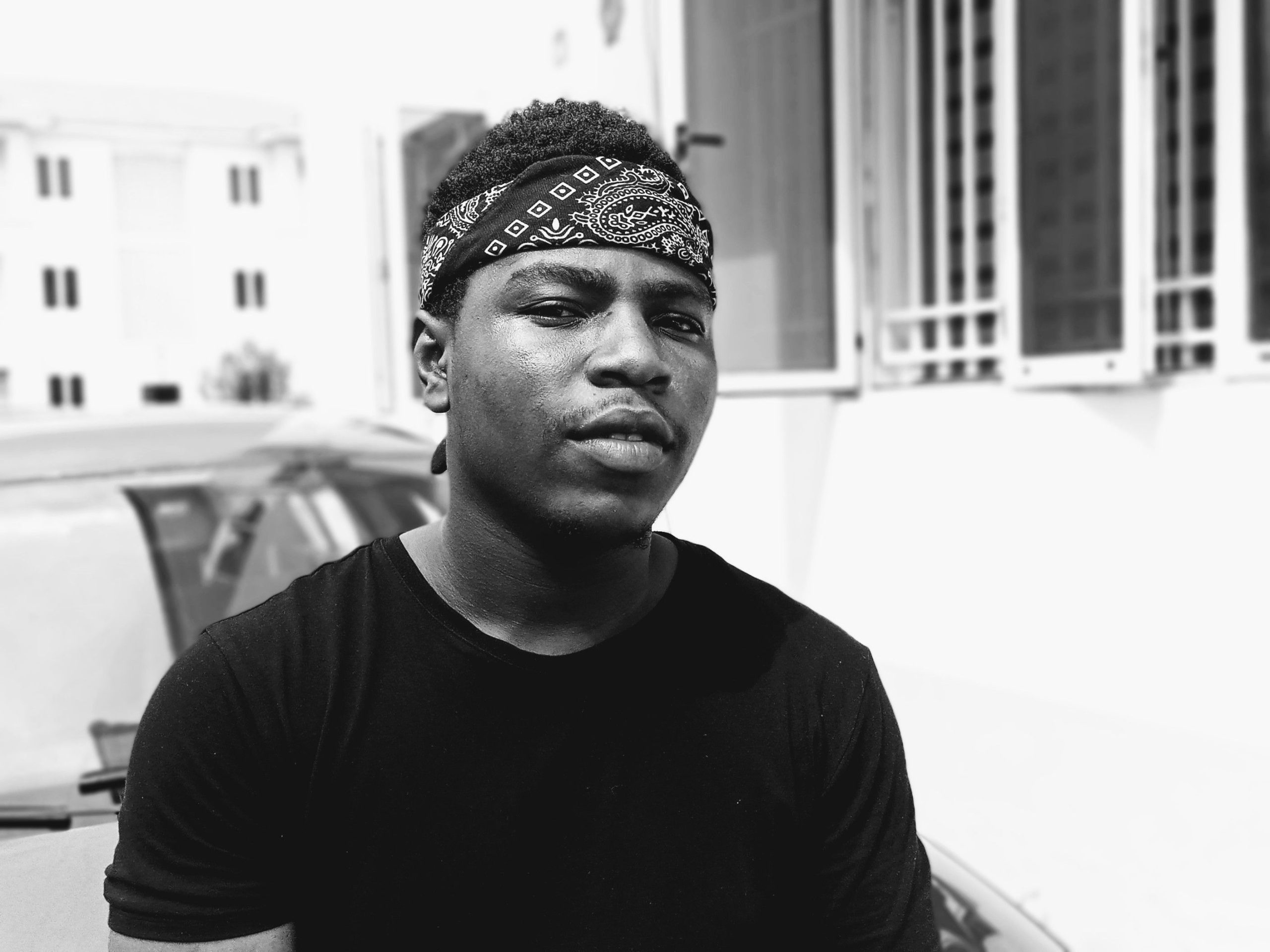 Homme avec bandana en style urbain moderne