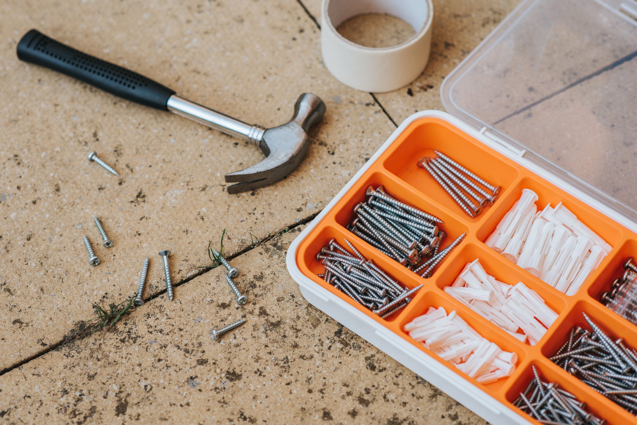 Outils réparation vis marteau scotch bois
