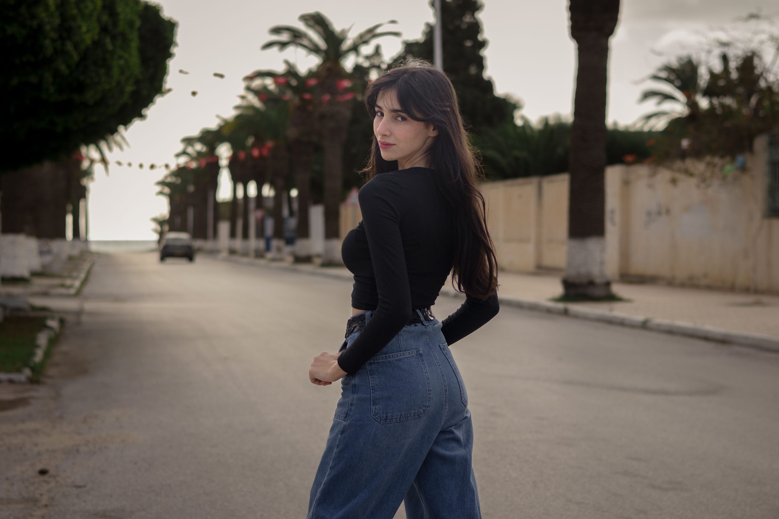 Femme confiante en jean bootcut sur une rue urbaine