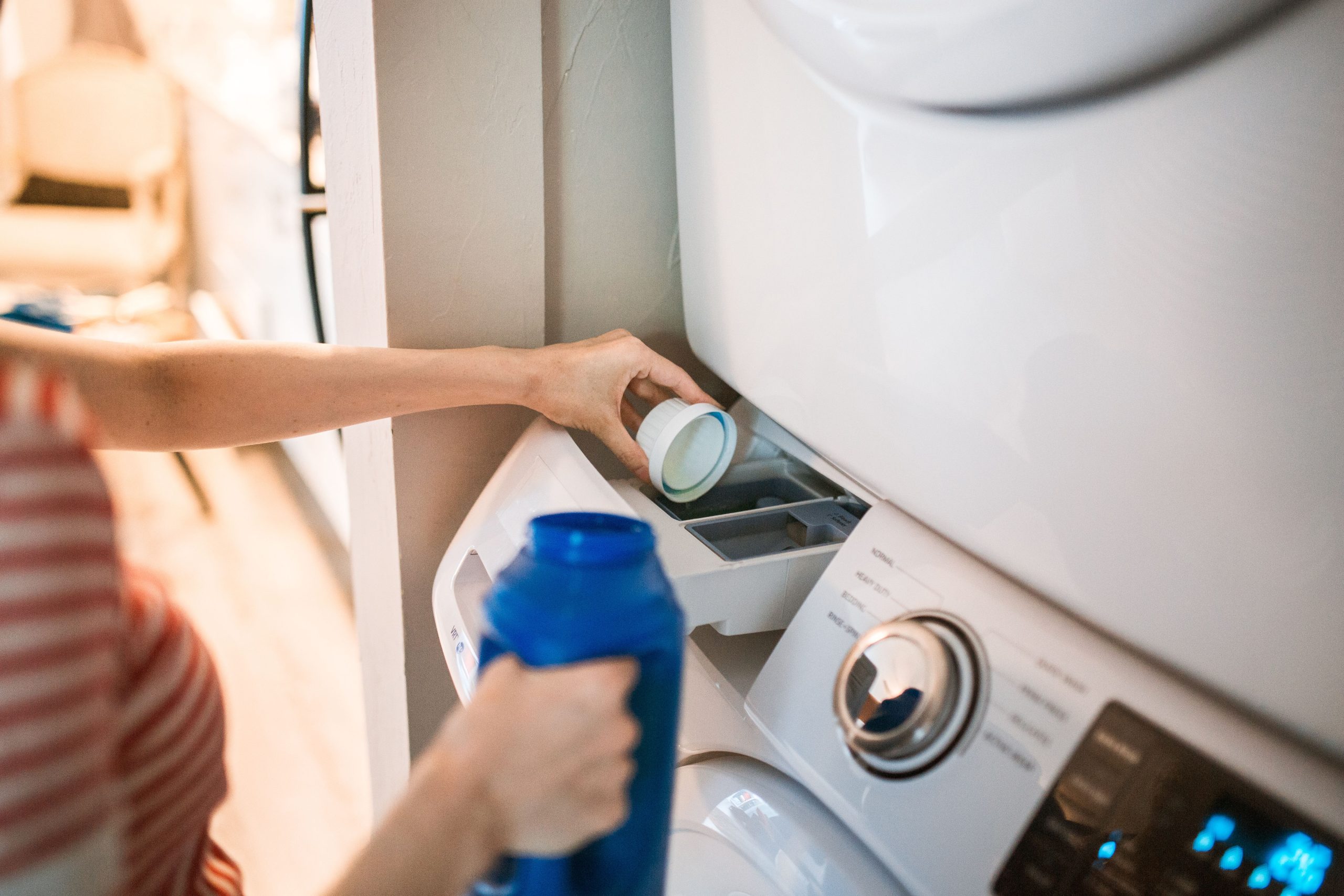 Versement de lessive dans machine à laver frontale