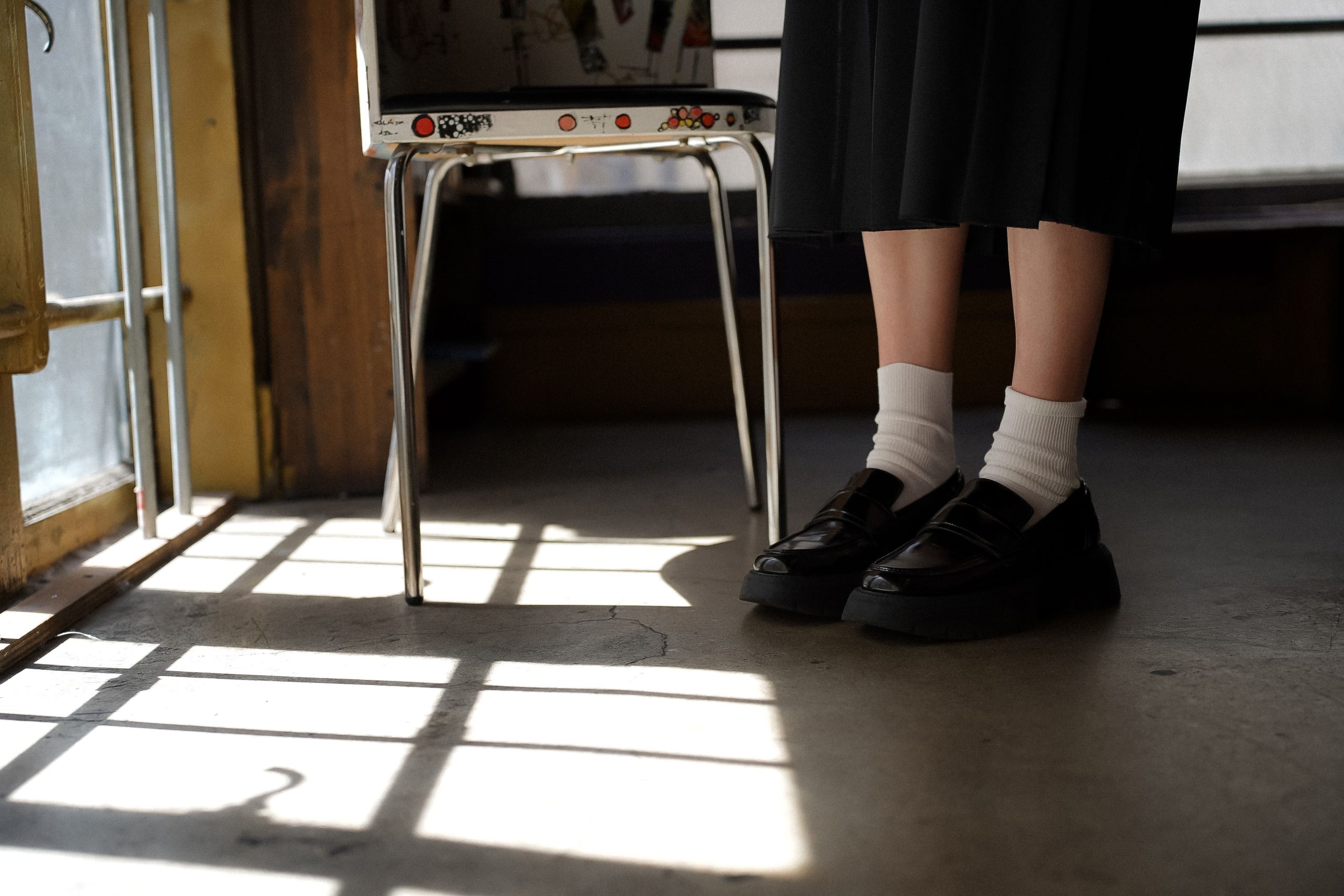 Femme élégante en mocassin et jupe noire