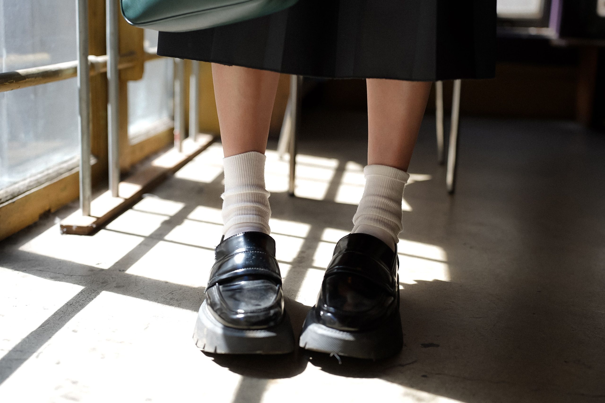 Mocassins noirs avec chaussettes blanches classiques