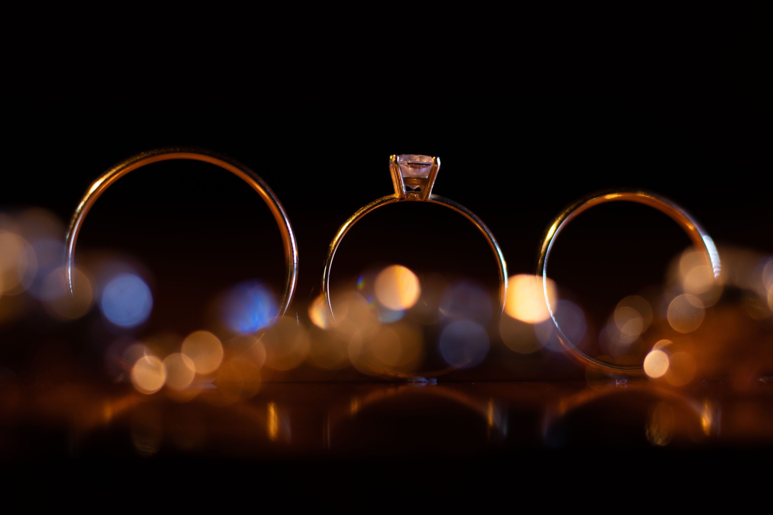Alliances en or avec effet de flou artistique