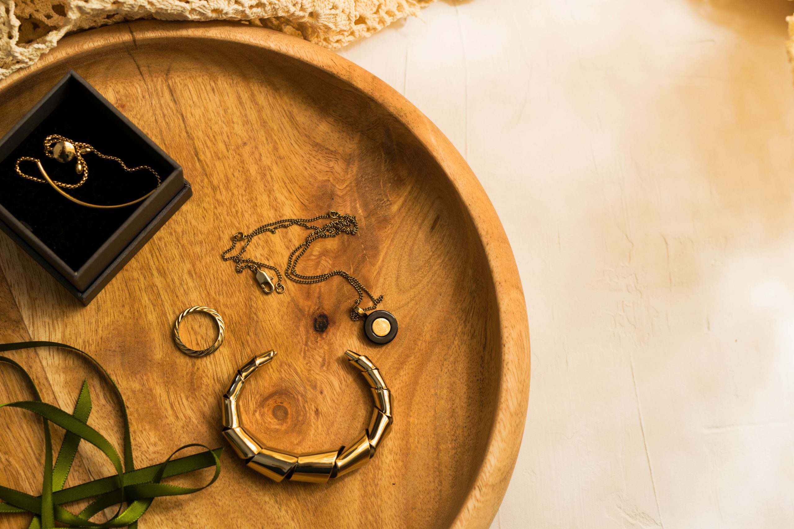 Sélection de bijoux en or sur plateau en bois