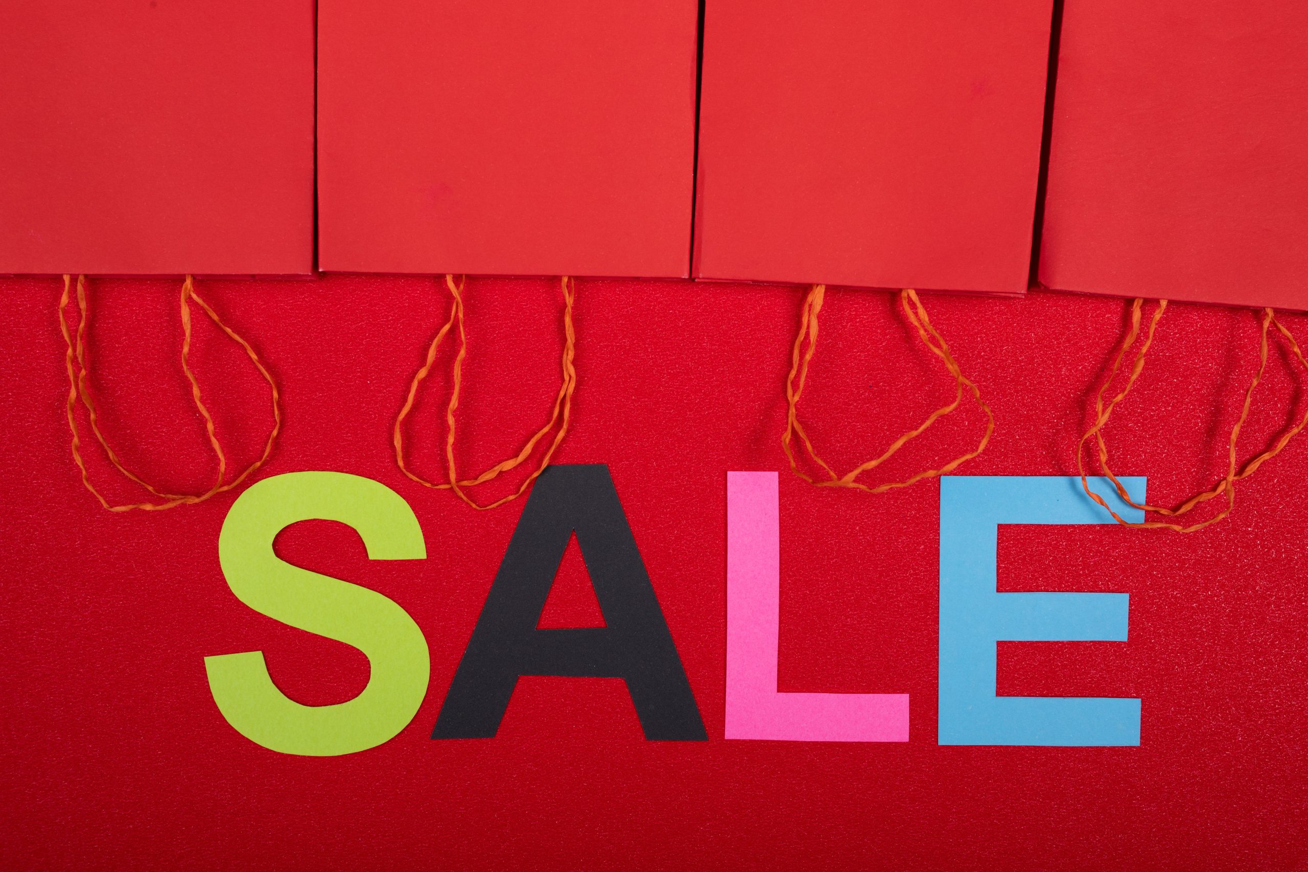 Pancarte soldes colorée avec sacs rouges