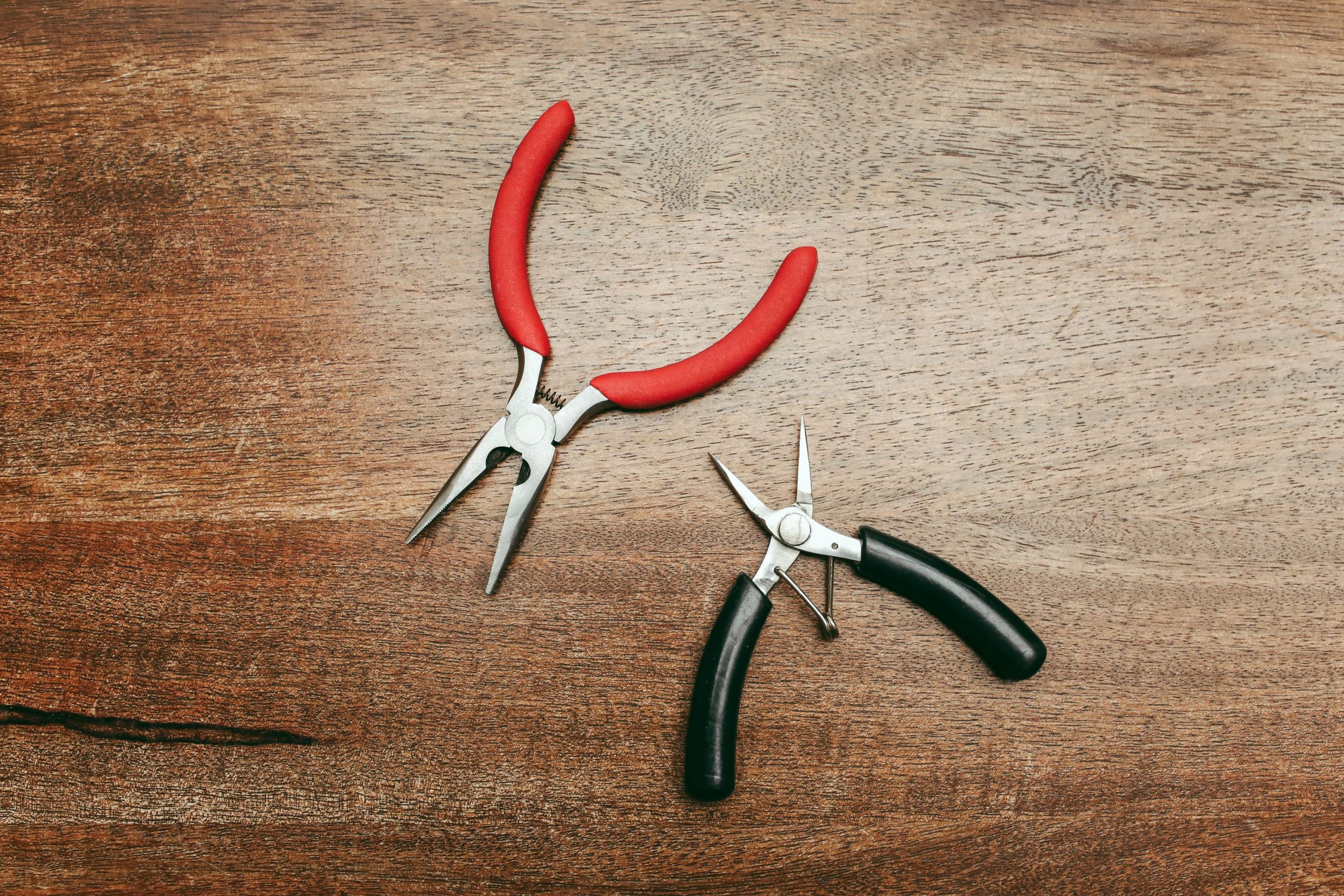 Paires de pinces rouges et noires en bois