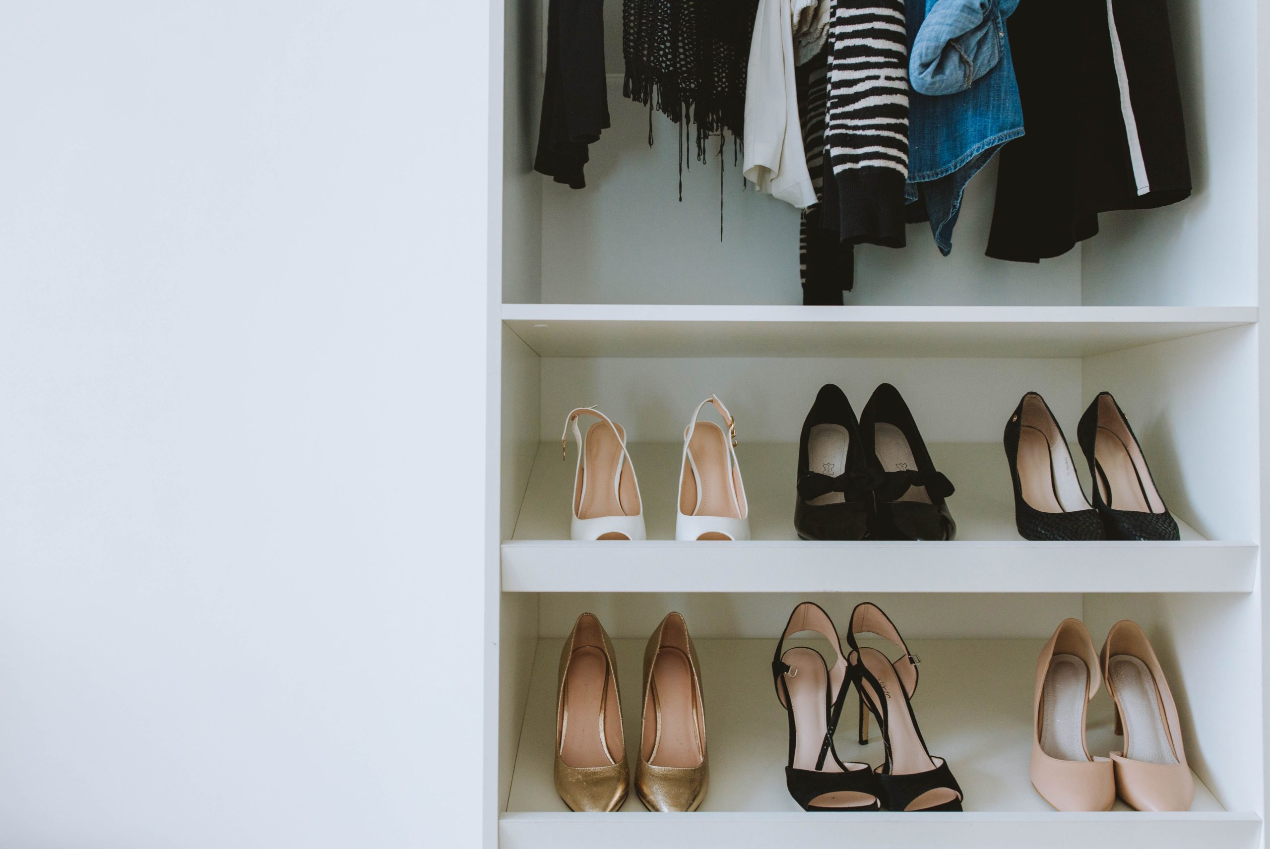Placard ordonne avec talons et vetements