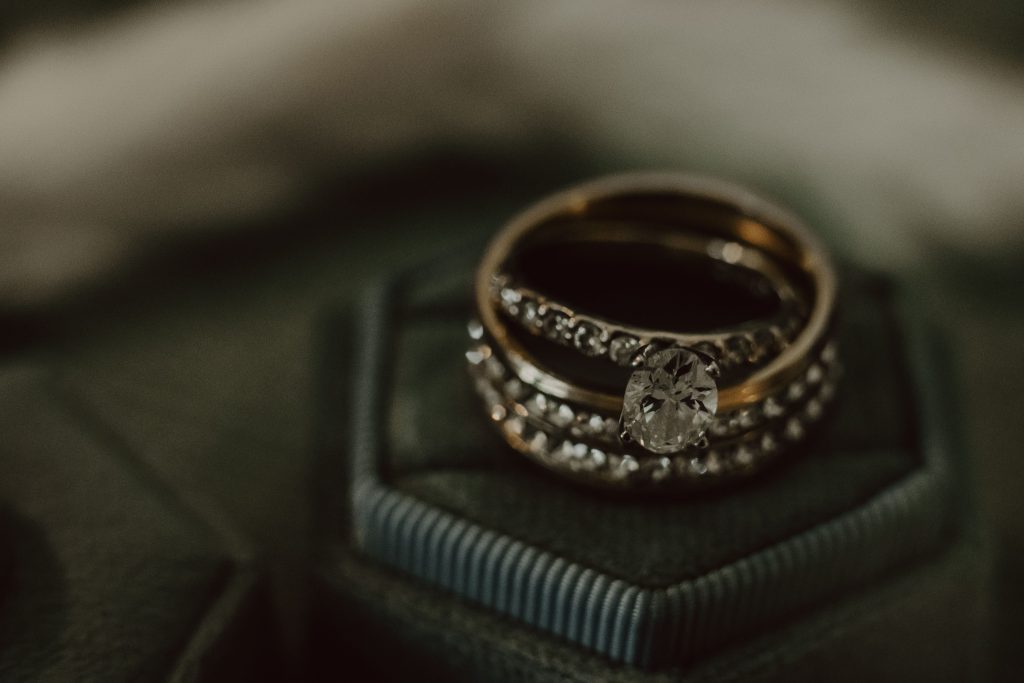 Bague en diamant éclatante posée sur écrin velours