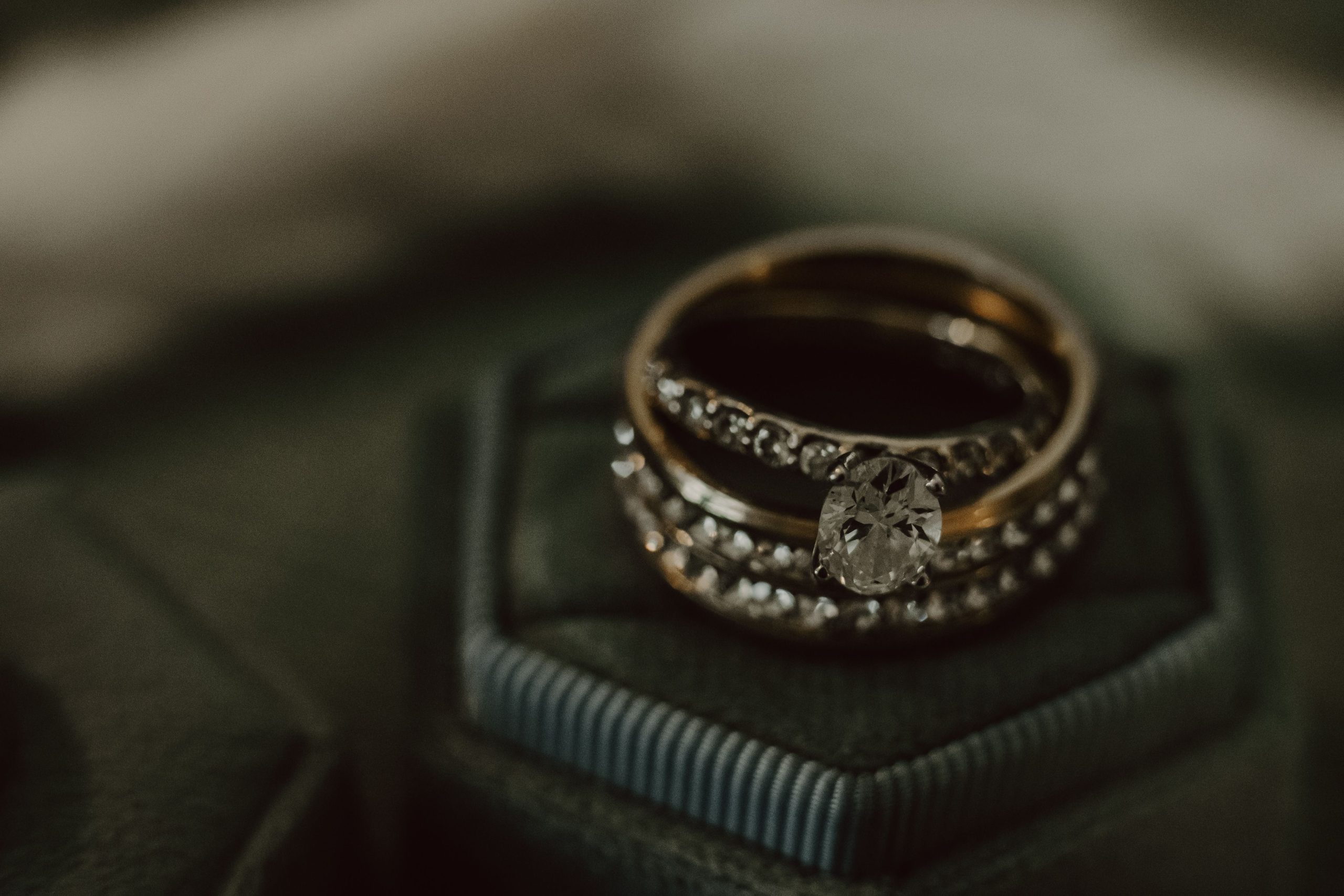Bague en diamant éclatante posée sur écrin velours