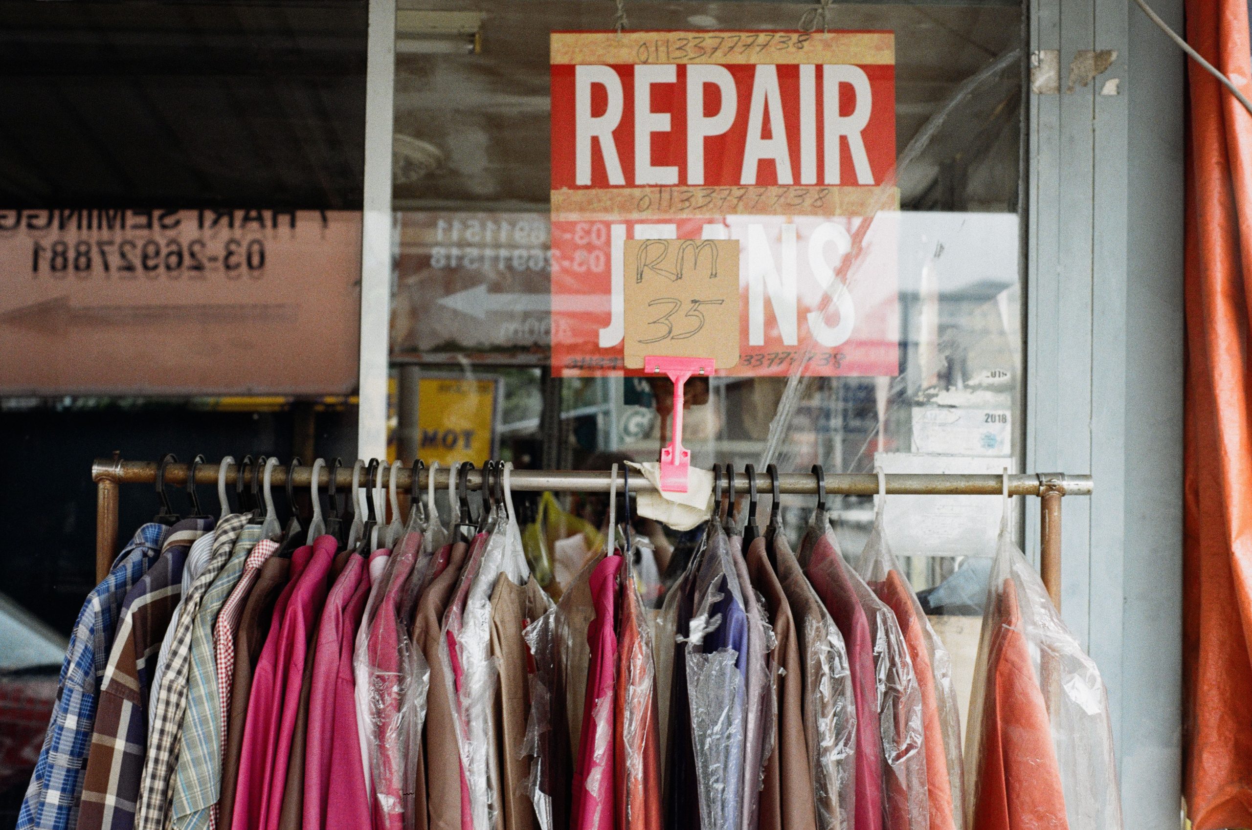 Portique vêtements devant atelier retouches
