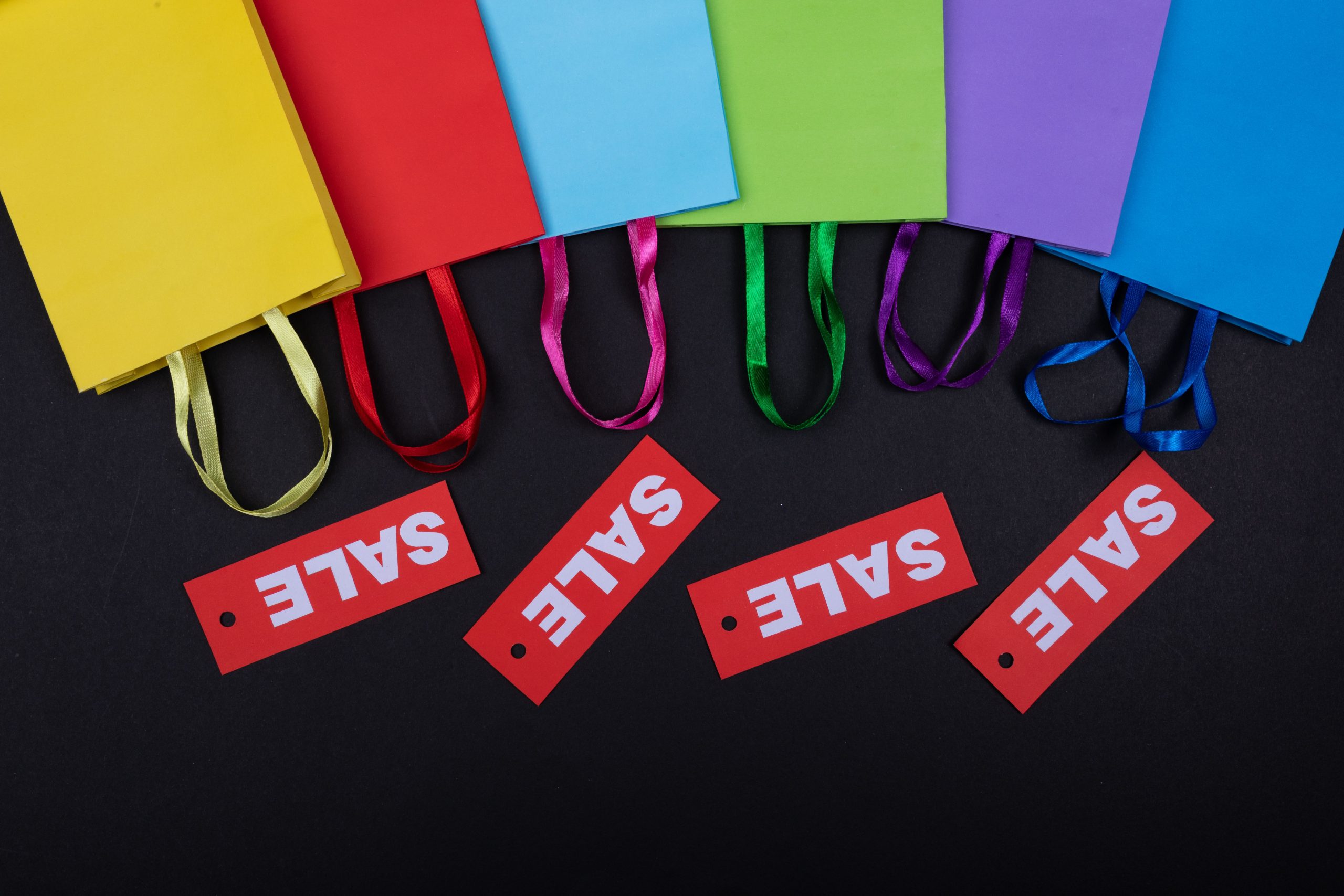 Sacs de courses colorés avec étiquettes soldes