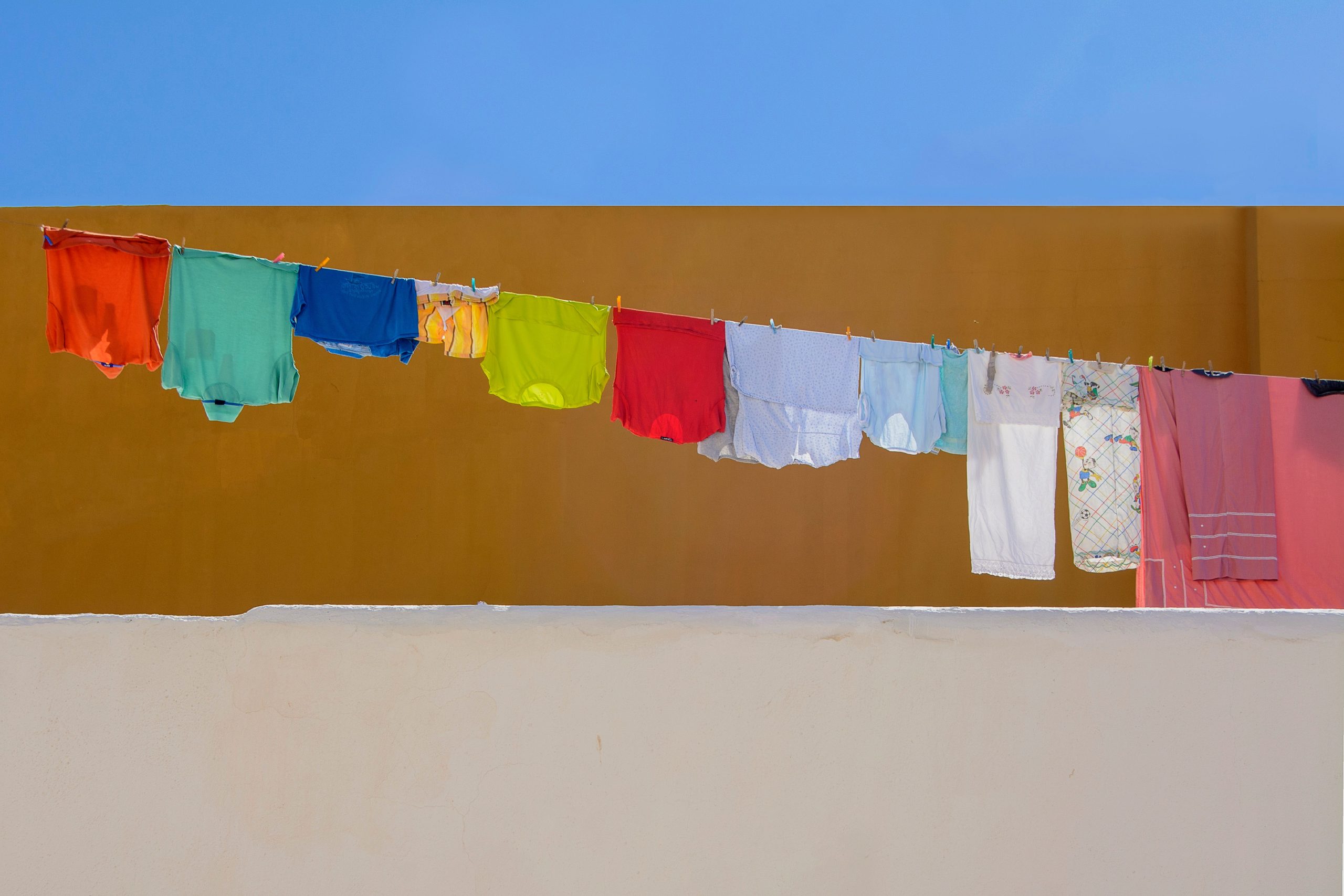 Linge multicolore séchant sur un fil dehors