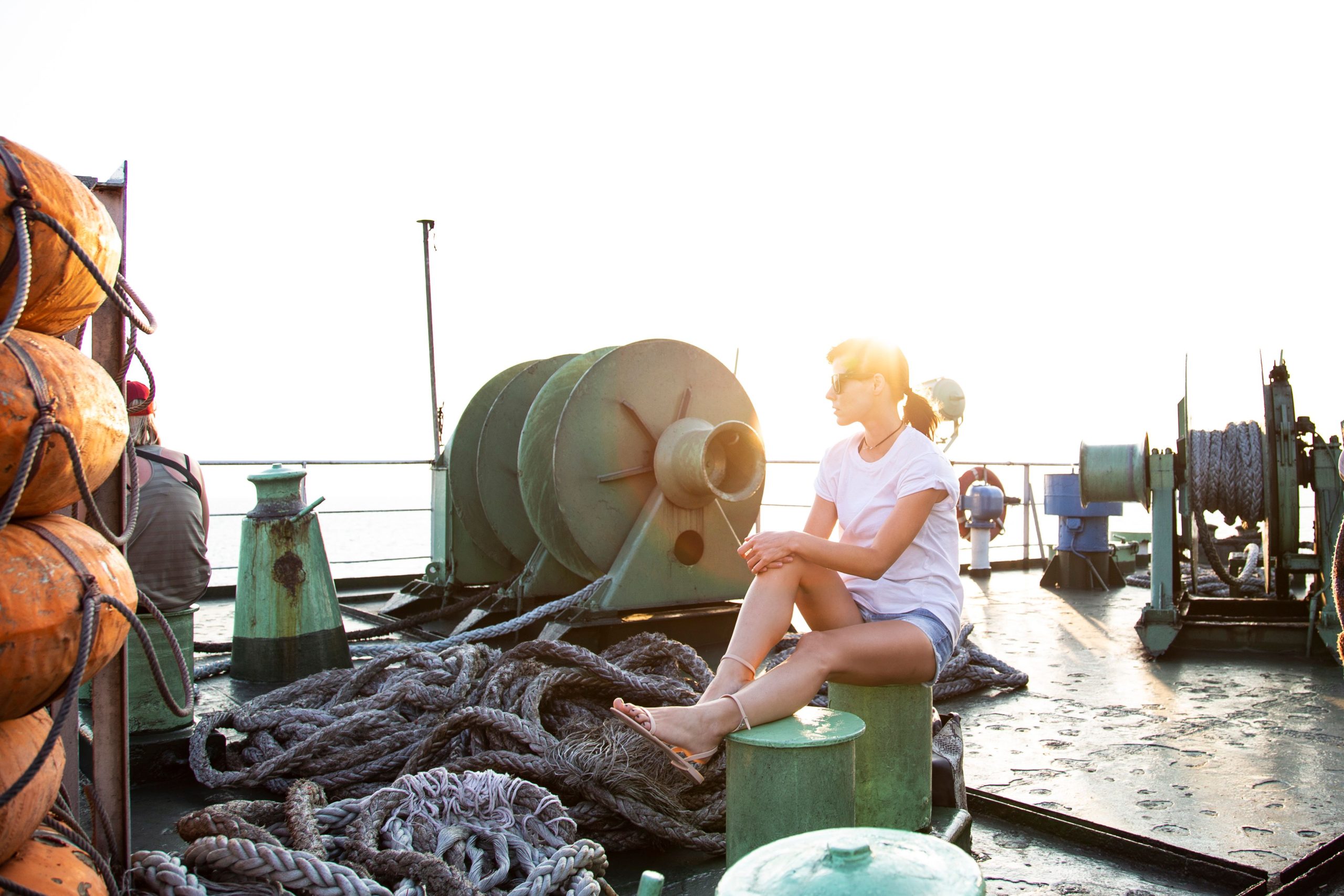 Femme en vêtements d'été détente bateau
