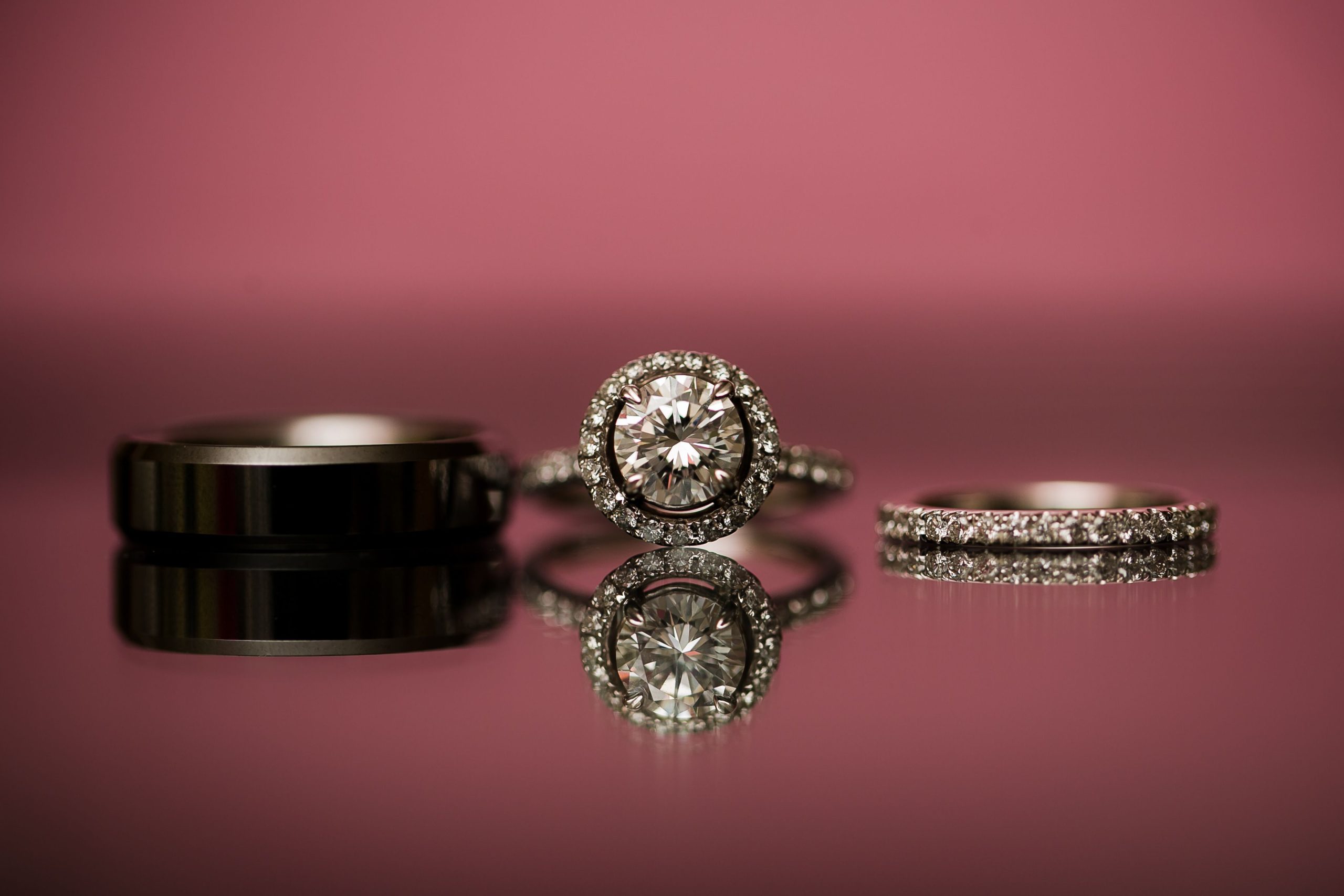 Bagues de mariage en diamant sur surface réfléchissante